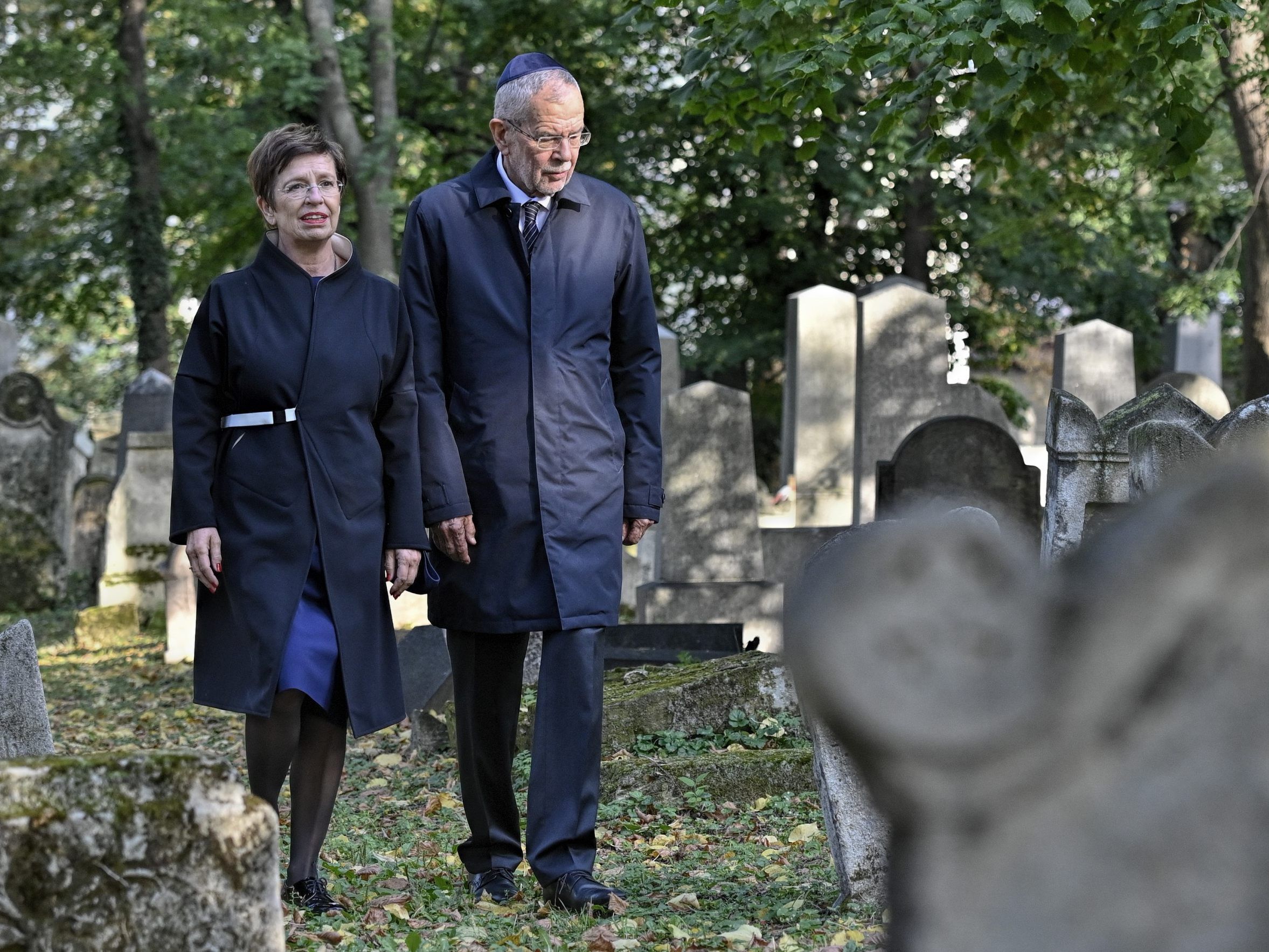 Van der Bellen war mit seiner Frau nach Währing gekommen. Van der Bellen war mit seiner Frau nach Währing gekommen.