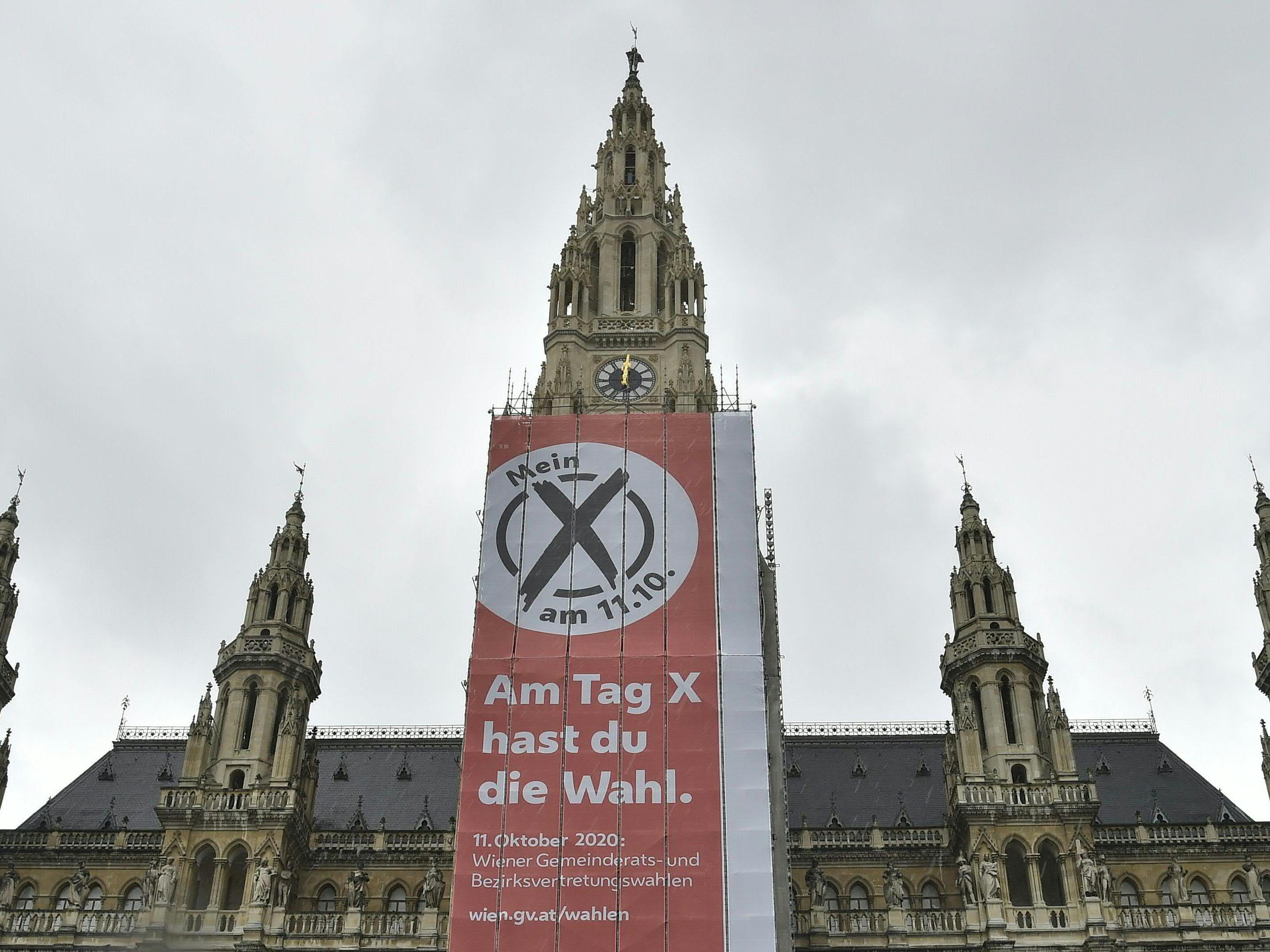 Am Wiener Rathaus wurde ein Werbeplakat für die Wien-Wahl aufgehängt. Am Wiener Rathaus wurde ein Werbeplakat für die Wien-Wahl aufgehängt.