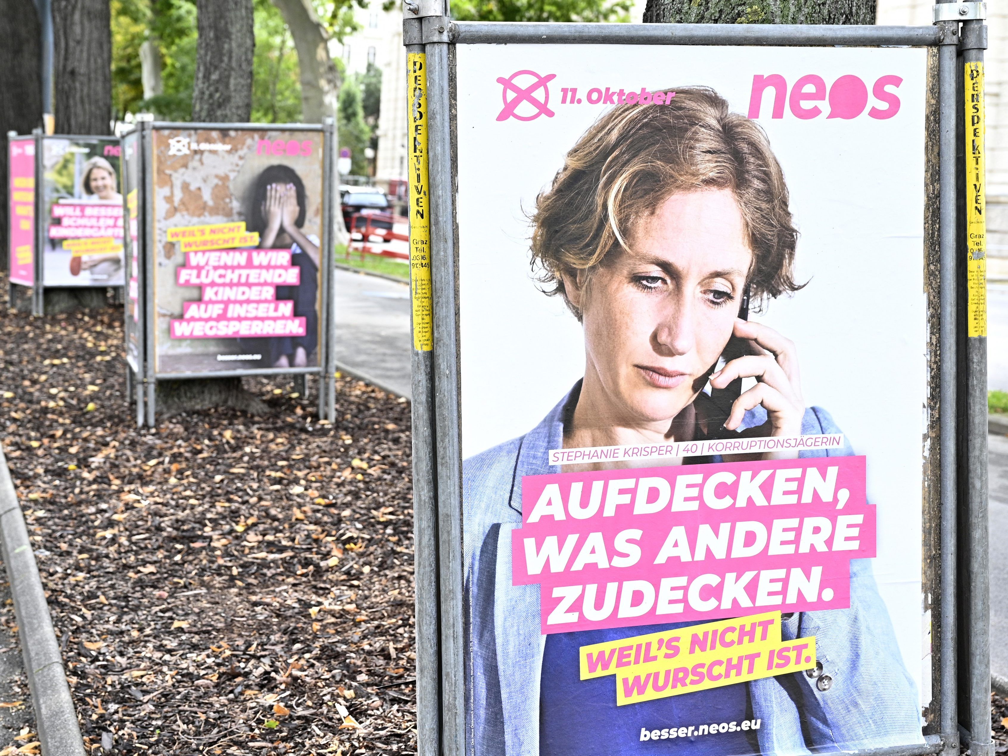 Pünktlich zur Wien-Wahl werden die Dreiecksständer aufgestellt.