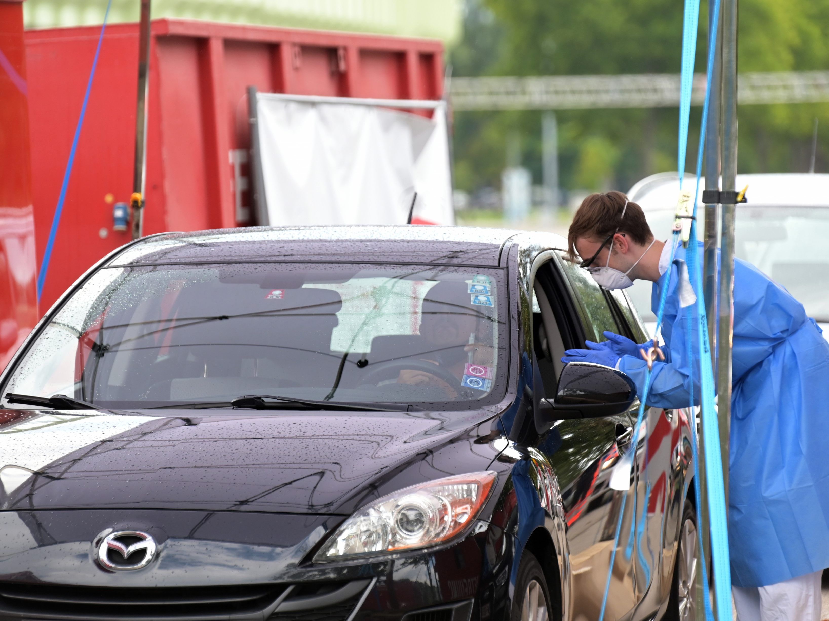 Auch Kontakpersonen von Corona-infizierten können sich - sollten sie ohen Symptome sein - im Wiener Drive In testen lassen. Auch Kontakpersonen von Corona-infizierten können sich - sollten sie ohen Symptome sein - im Wiener Drive In testen lassen.