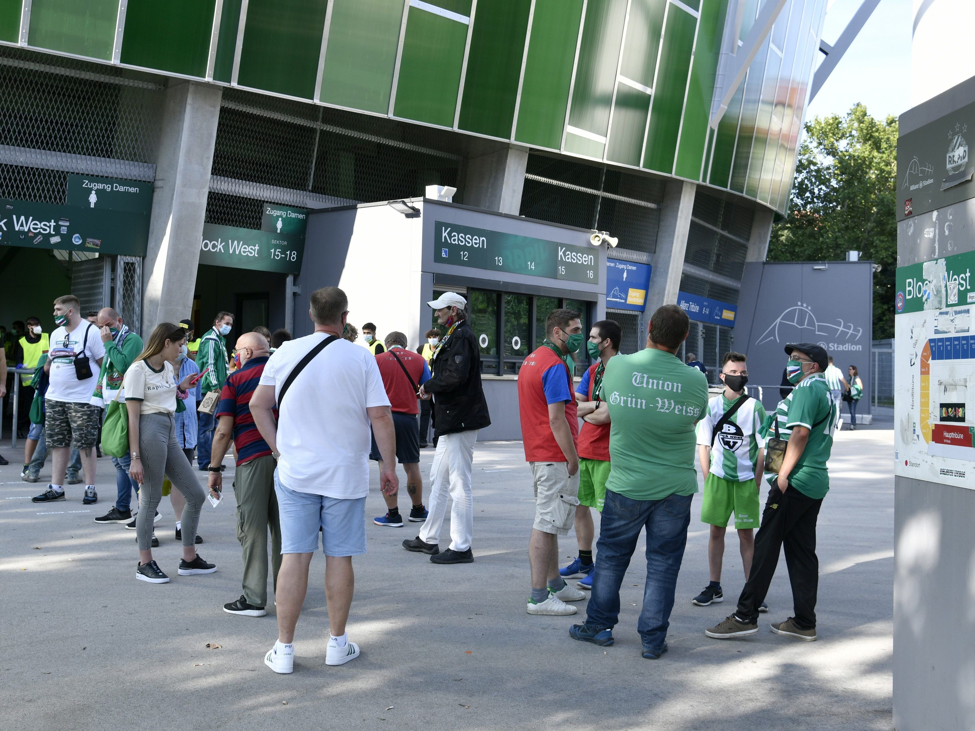 Im Stadion wurden die Regeln befolgt, nach dem Spiel wurde aber eng nebeneinander gefeiert. Im Stadion wurden die Regeln befolgt, nach dem Spiel wurde aber eng nebeneinander gefeiert.