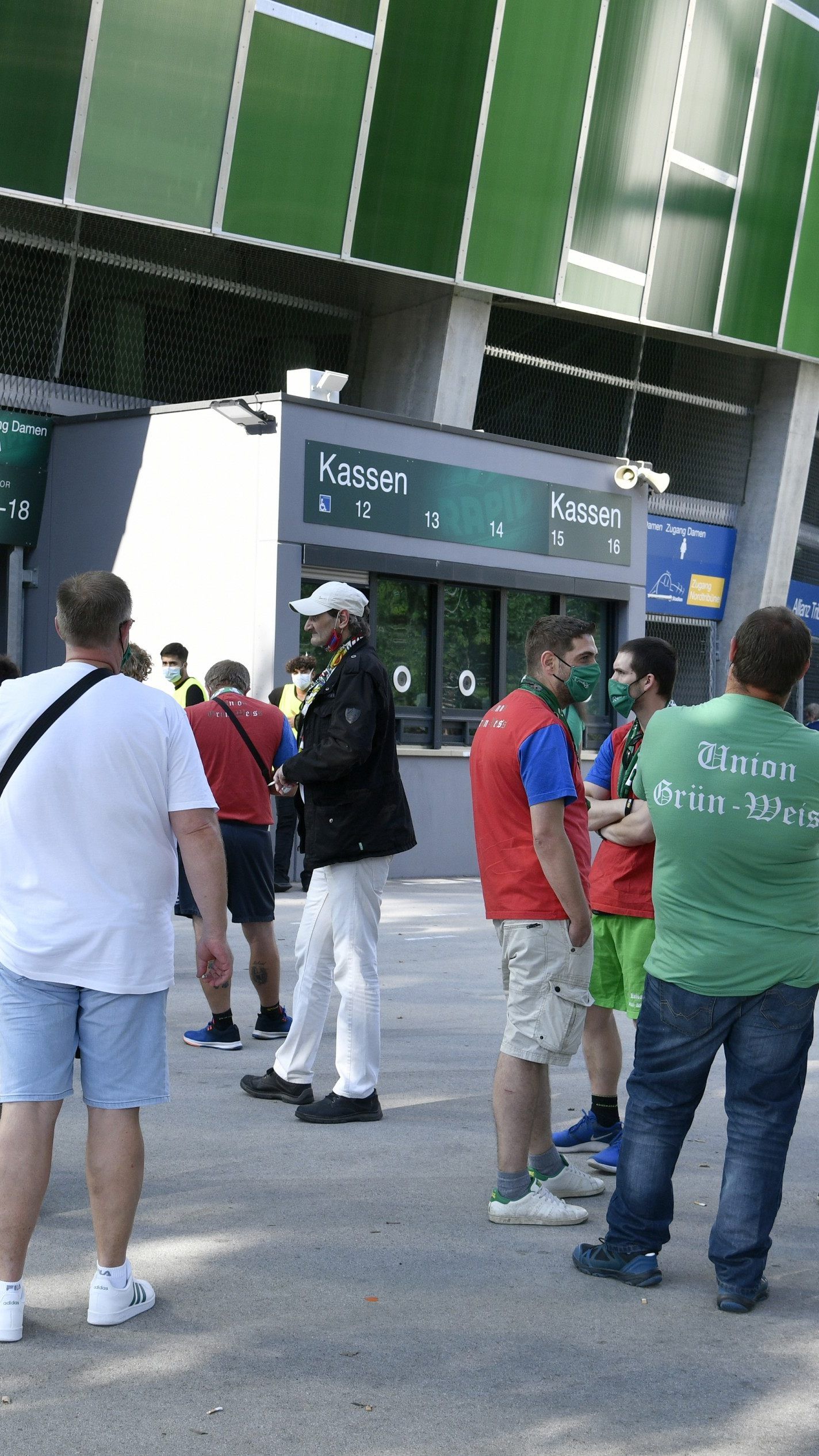 Im Stadion wurden die Regeln befolgt, nach dem Spiel wurde aber eng nebeneinander gefeiert.