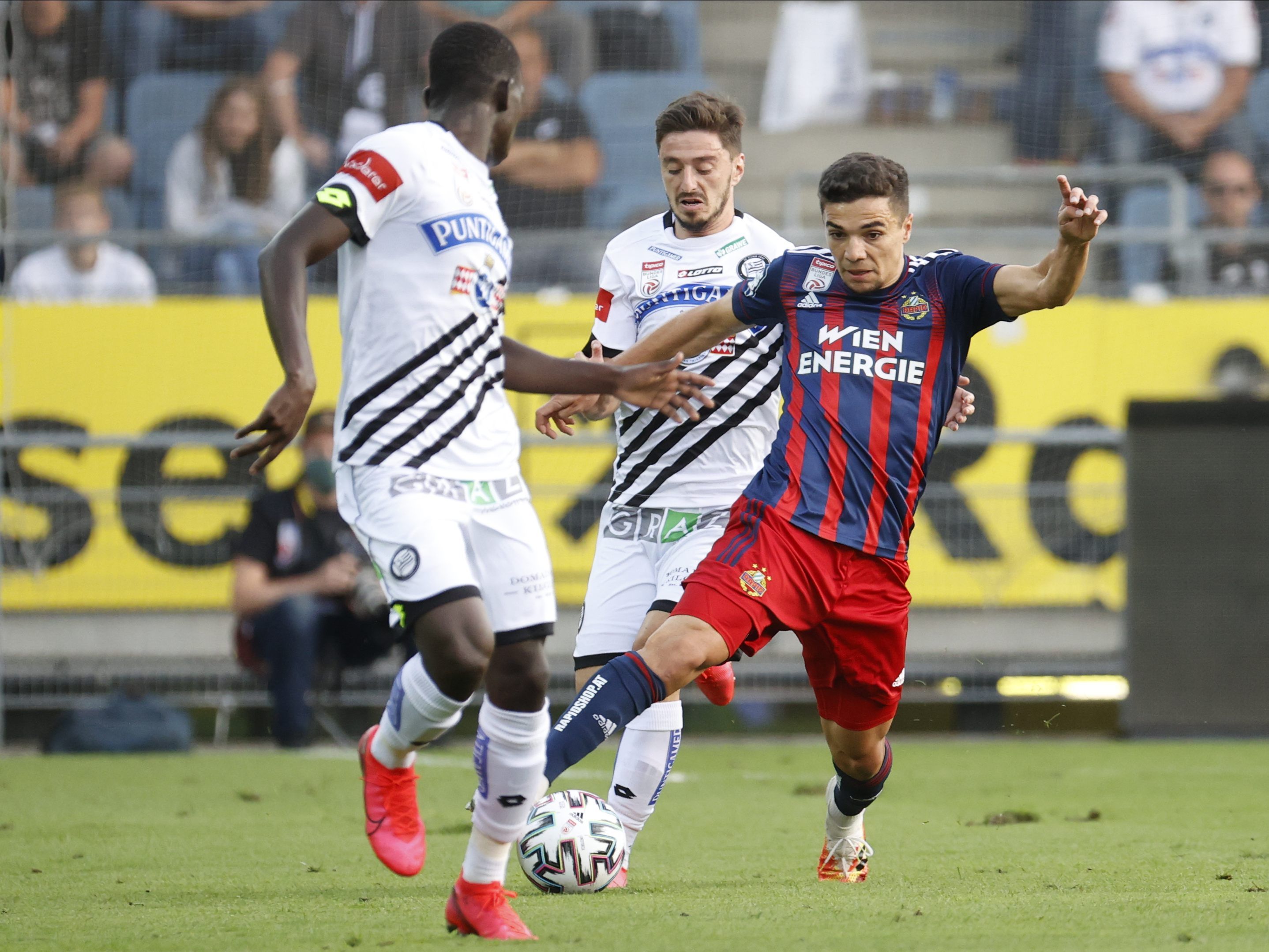 Sturm Graz und Rapid Wien trennten sich mit einem 1:1-Unentschieden. Sturm Graz und Rapid Wien trennten sich mit einem 1:1-Unentschieden.