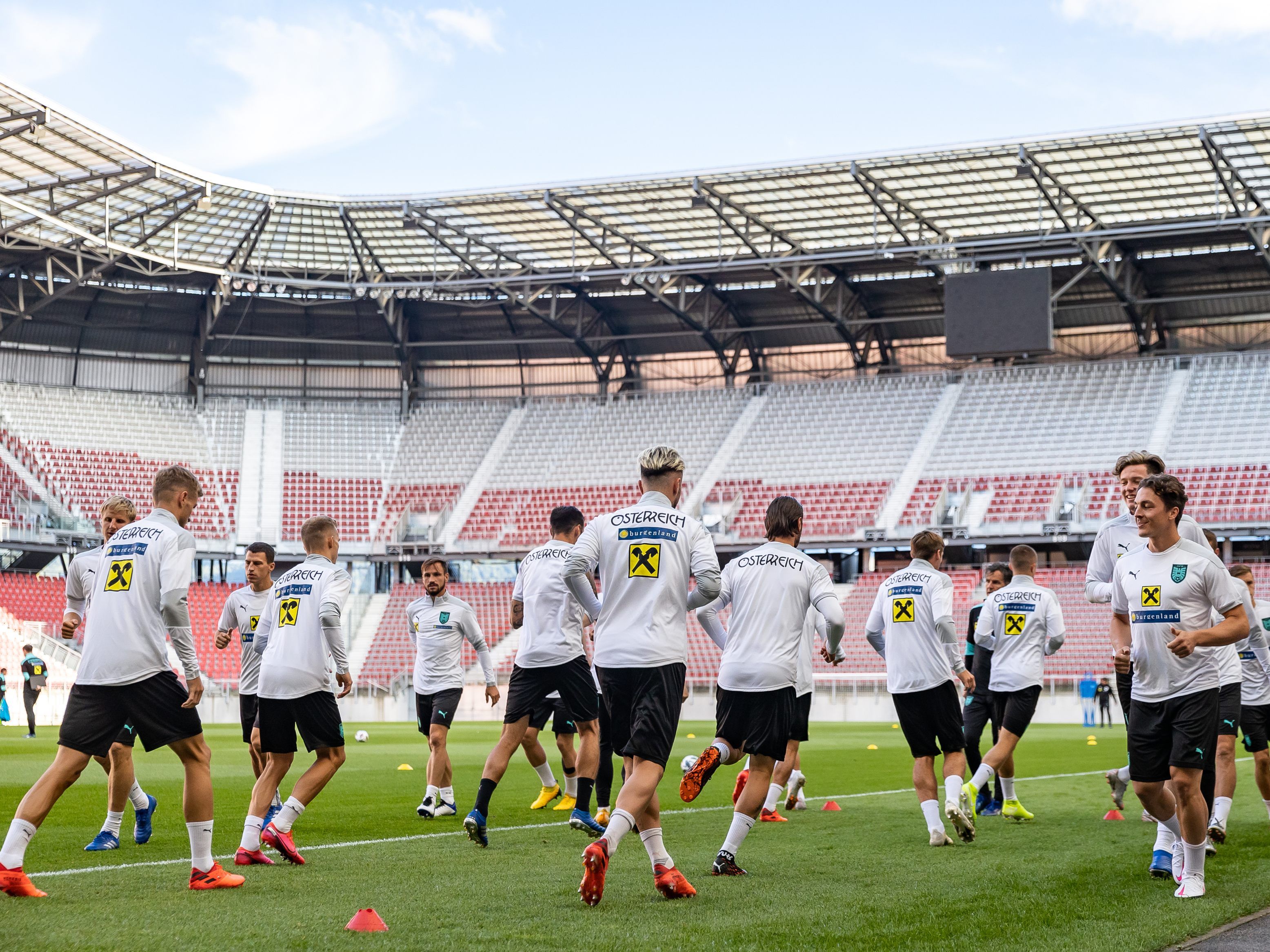 Fehlende Zuschauer bei den Länderspielen kosten dem ÖFB einige hunderttausend Euro. Fehlende Zuschauer bei den Länderspielen kosten dem ÖFB einige hunderttausend Euro.