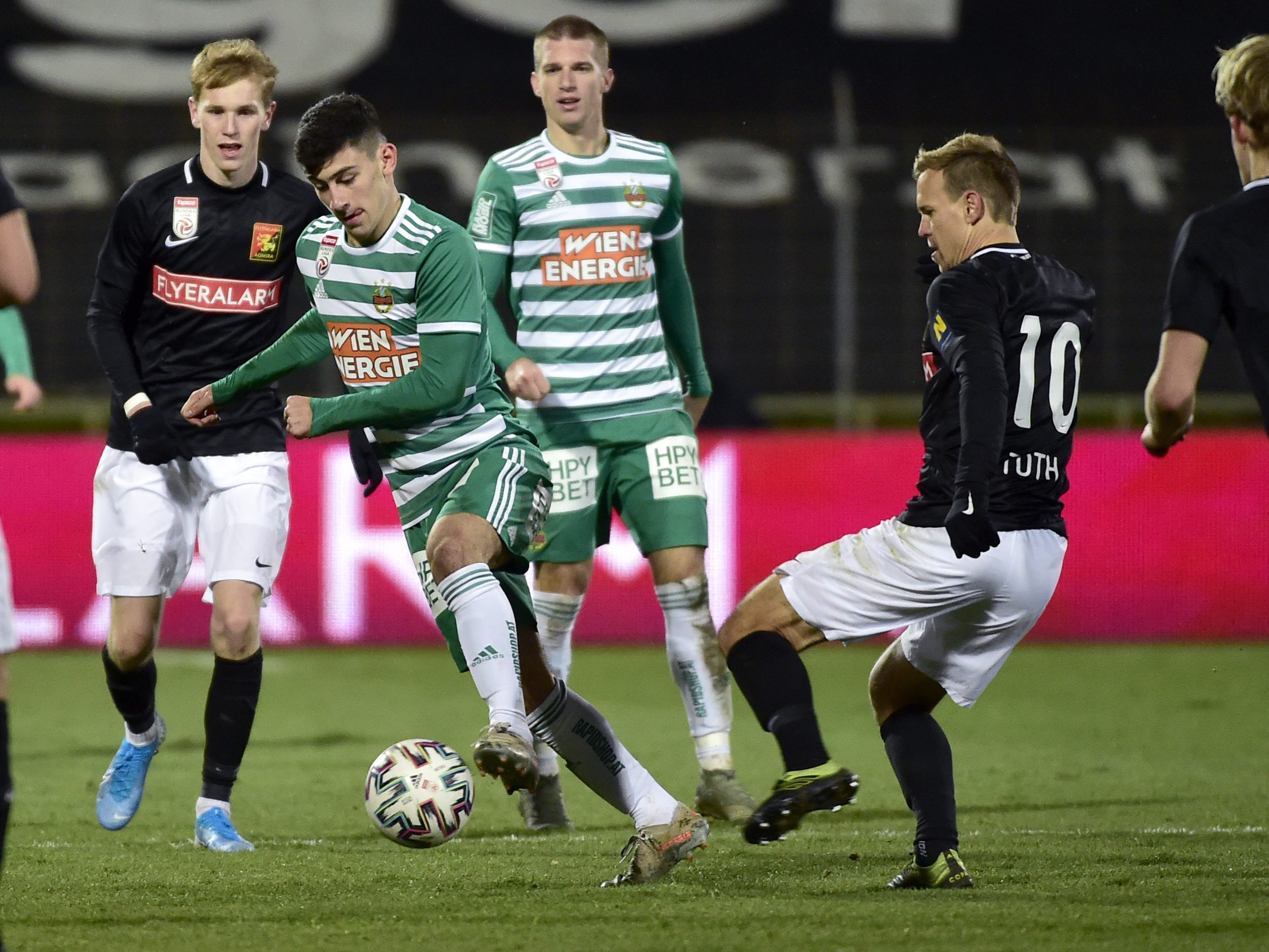 Die neue Bundesliga-Saison wird nach der Match-Vorverlegung nun von Rapid und Admira eröffnet. Die neue Bundesliga-Saison wird nach der Match-Vorverlegung nun von Rapid und Admira eröffnet.