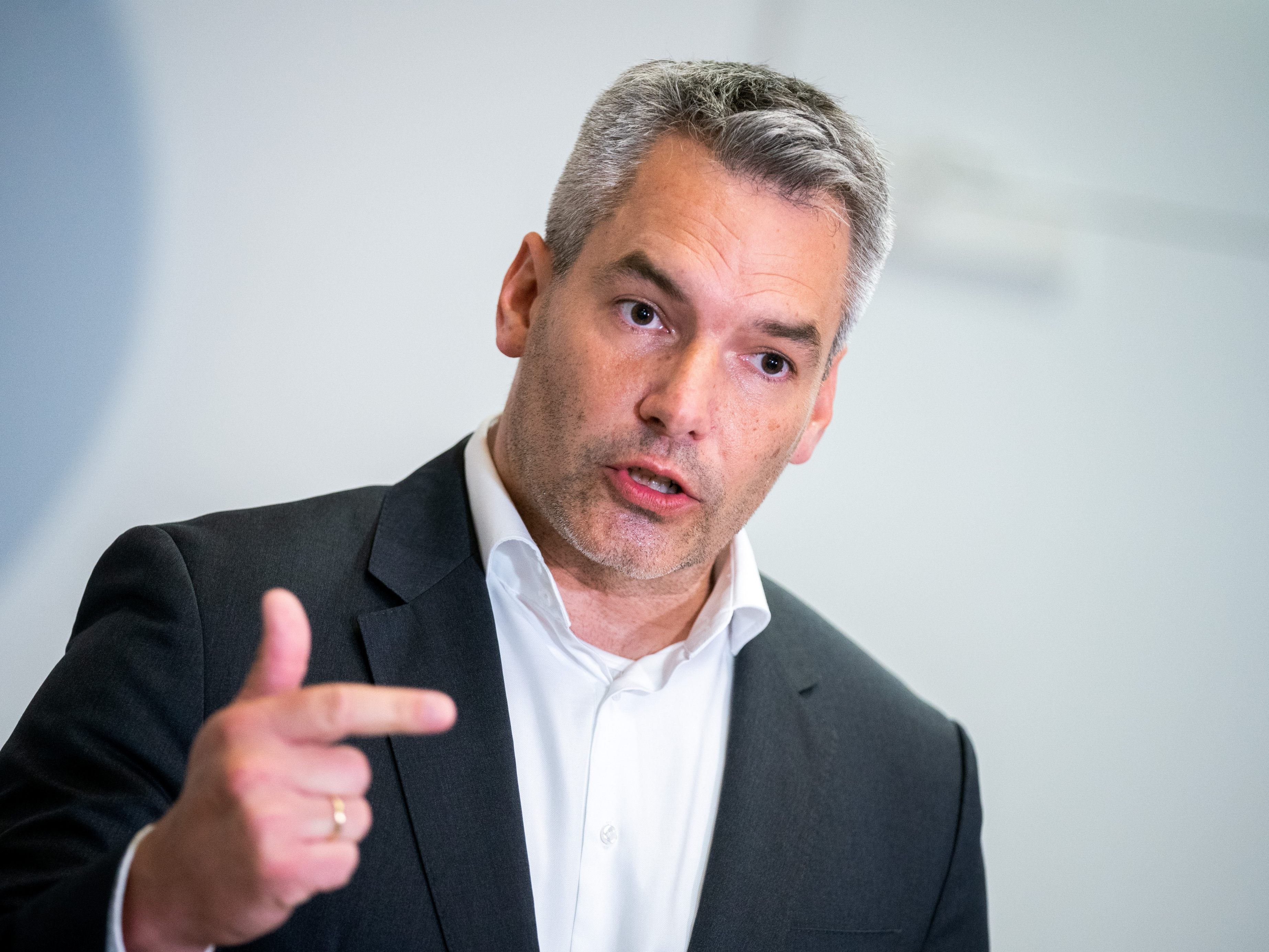 In der Nacht auf Samstag wurden über 2.000 Sperrstunden-Kontrollen durchgeführt. In der Nacht auf Samstag wurden über 2.000 Sperrstunden-Kontrollen durchgeführt.