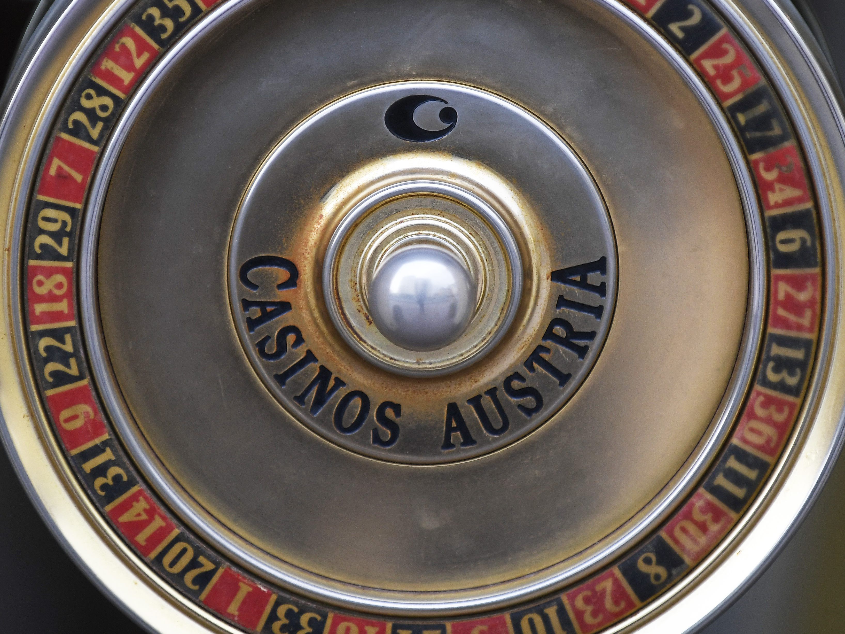 Die Casinos Austria haben 600 Mitarbeiter beim AMS zur Kündigung angemeldet. Die Casinos Austria haben 600 Mitarbeiter beim AMS zur Kündigung angemeldet.