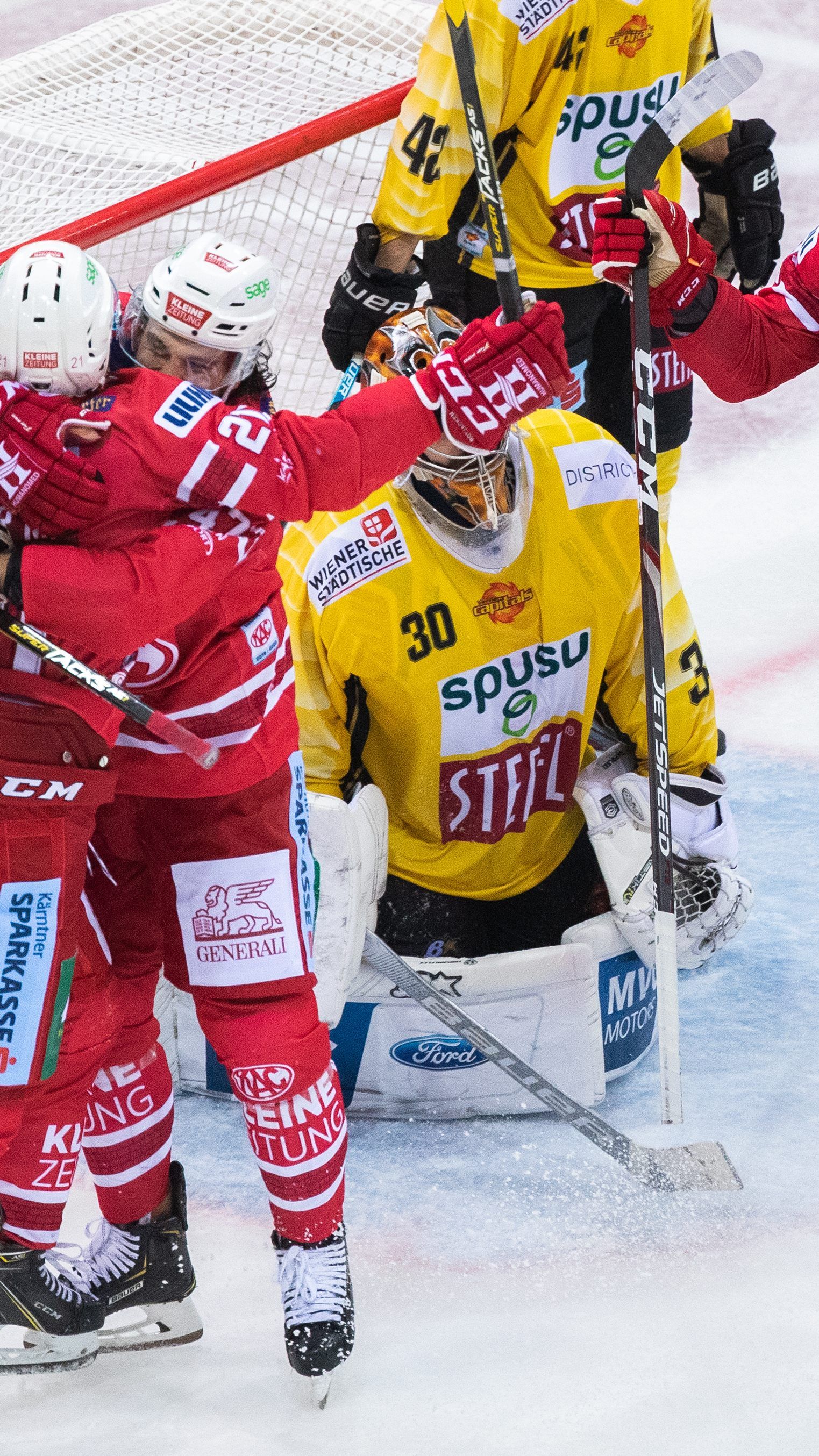 Das Match vor leeren Rängen wird per Videostream übertragen.