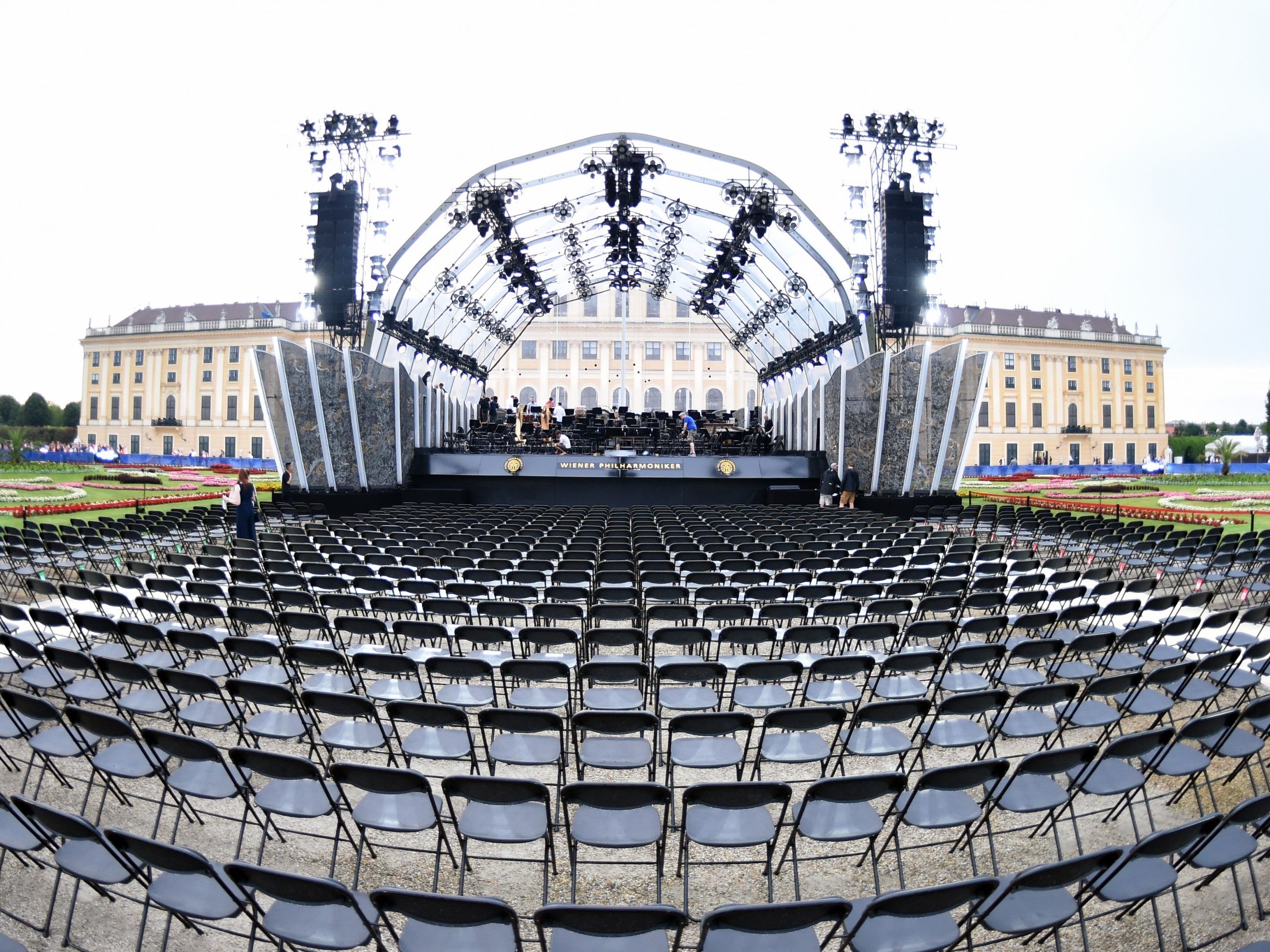 Die Wiener Philharmoniker verlosen Gratistickets für das exklusive Sommernachtskonzert 2020. Die Wiener Philharmoniker verlosen Gratistickets für das exklusive Sommernachtskonzert 2020.