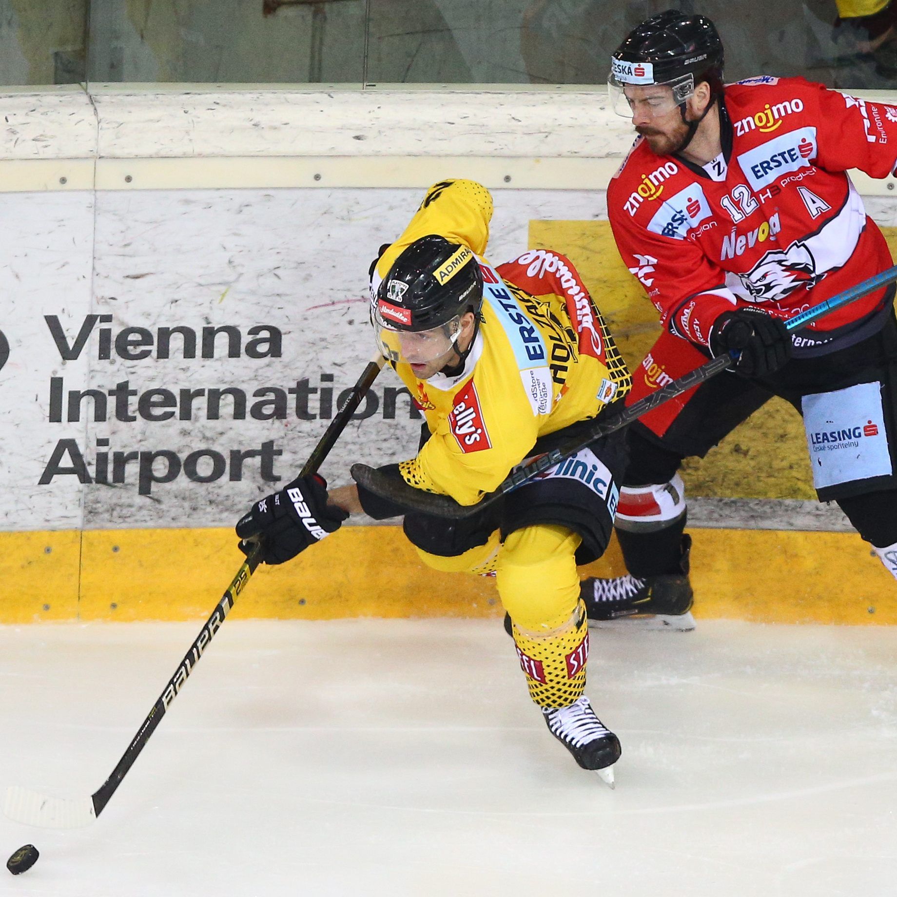 Vienna Capitals-Stürmer Riley Holzapfel beendet seine Eishockey-Karriere.