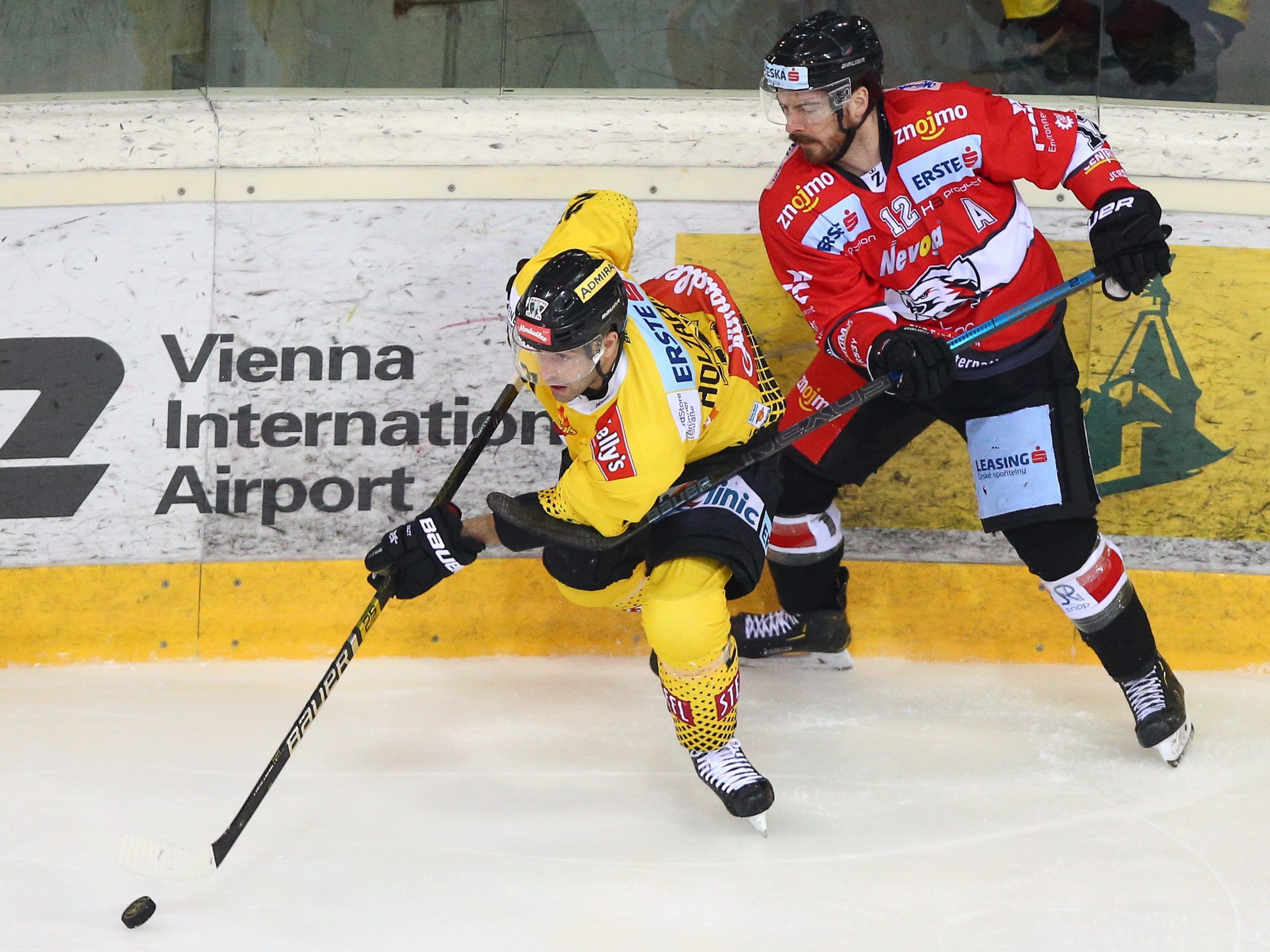 Vienna Capitals-Stürmer Riley Holzapfel beendet seine Eishockey-Karriere. Vienna Capitals-Stürmer Riley Holzapfel beendet seine Eishockey-Karriere.