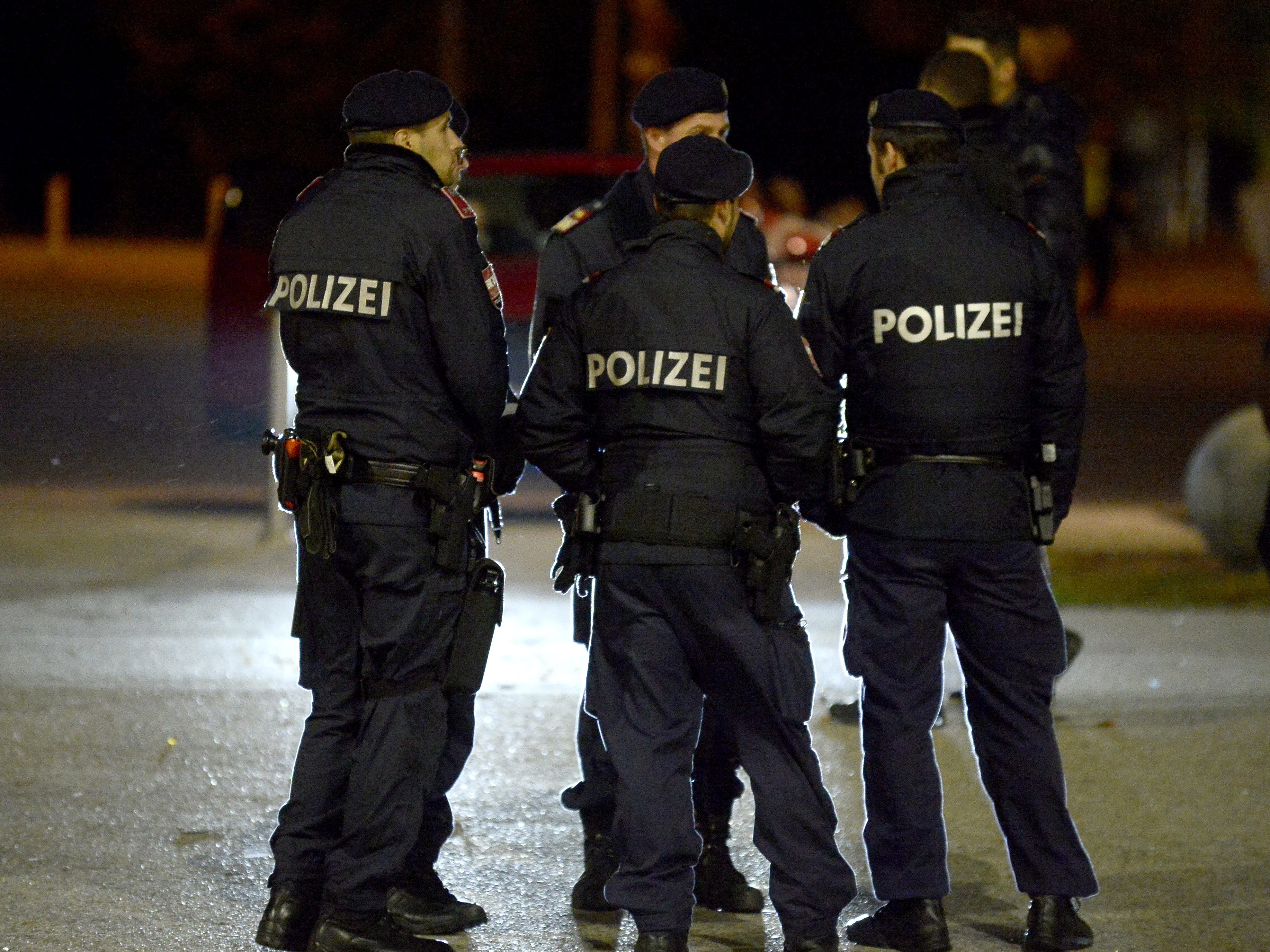 Die Polizei nahm Kontakt zu den Hausbesetzern auf. Die Polizei nahm Kontakt zu den Hausbesetzern auf.
