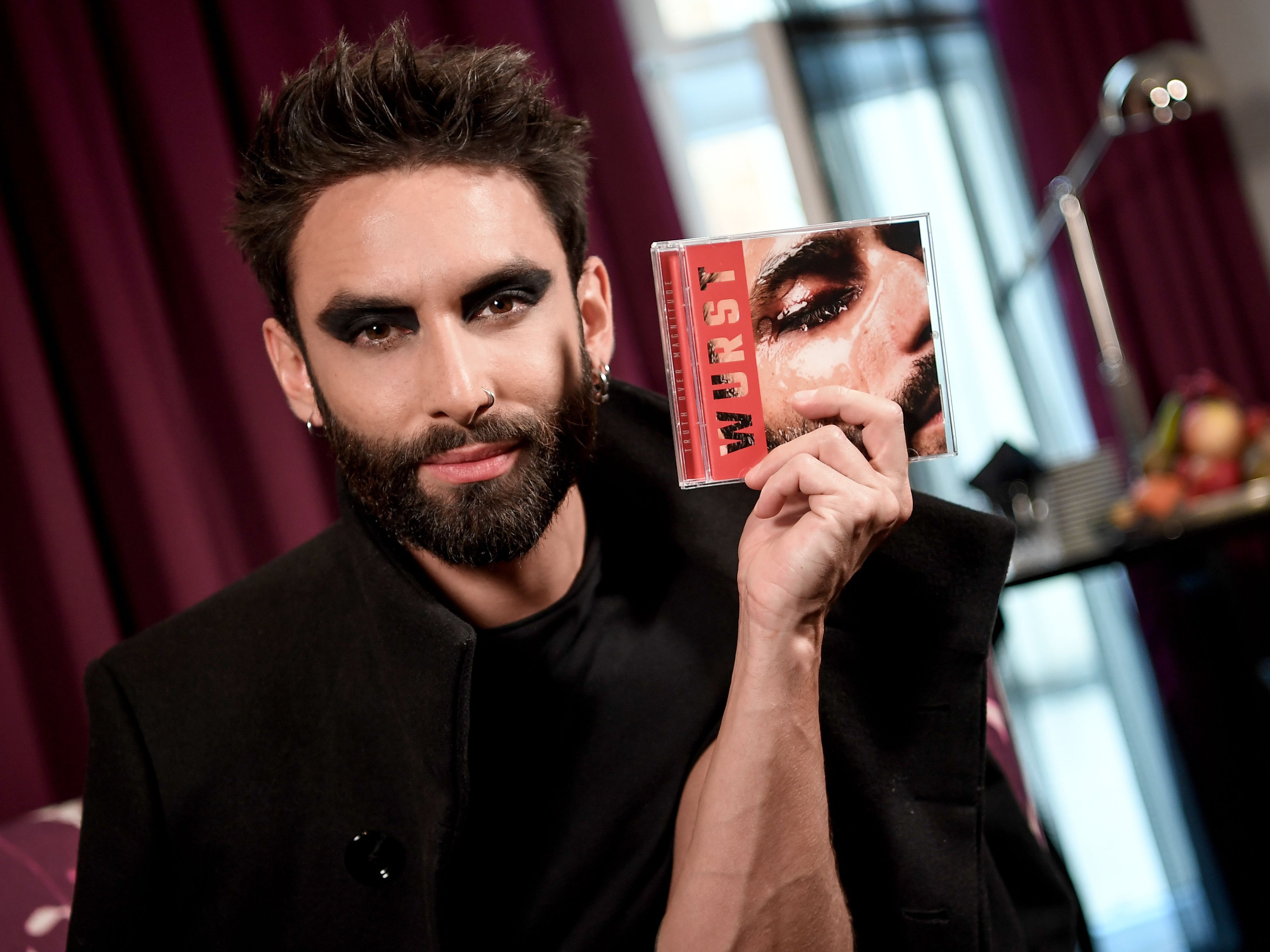 Tom Neuwirth AKA Wurst posiert mit dem neuen Album "Truth Over Magnitude"