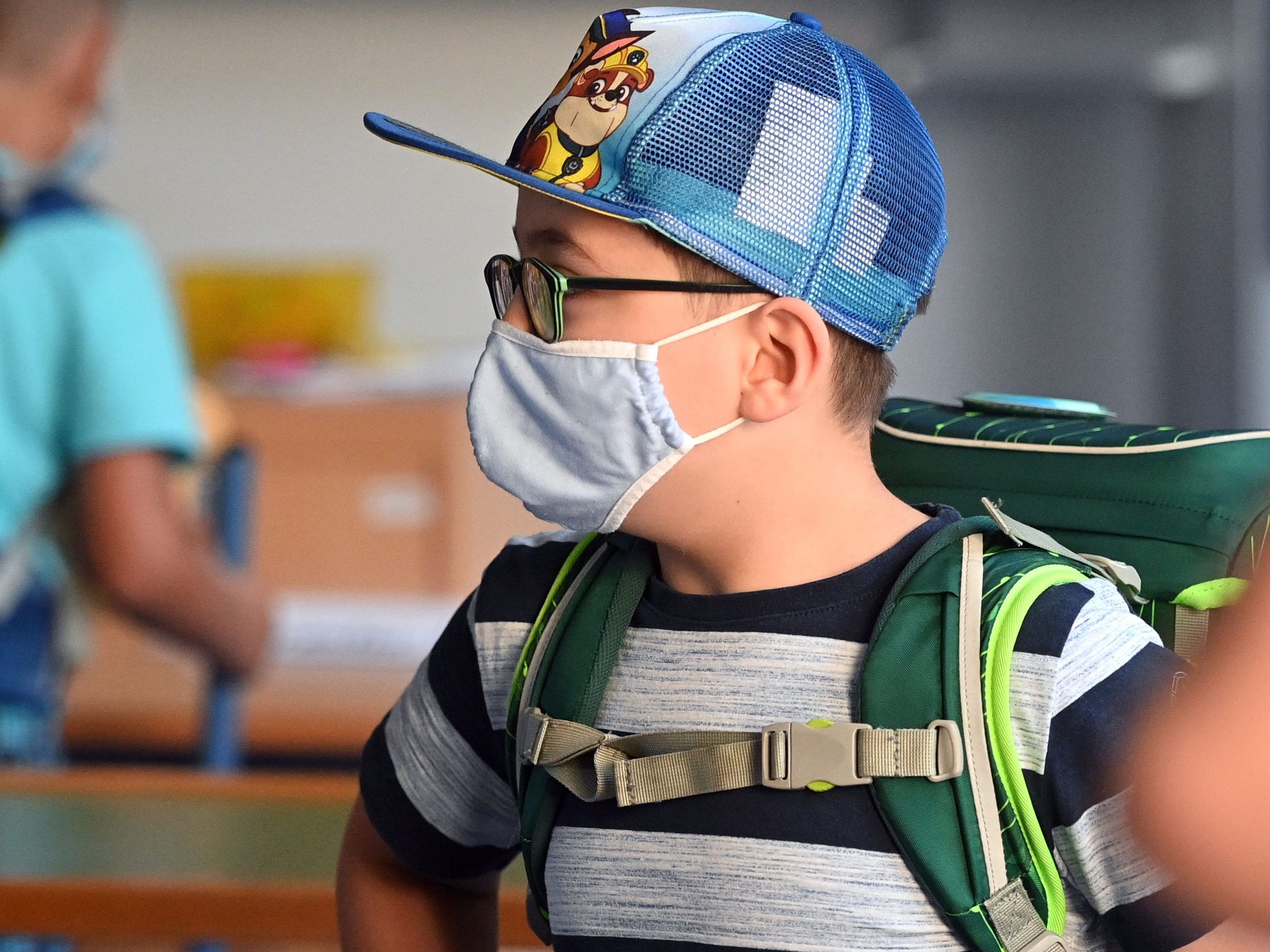 An allen Schulen Maskenpflicht außerhalb des Klassenzimmers.