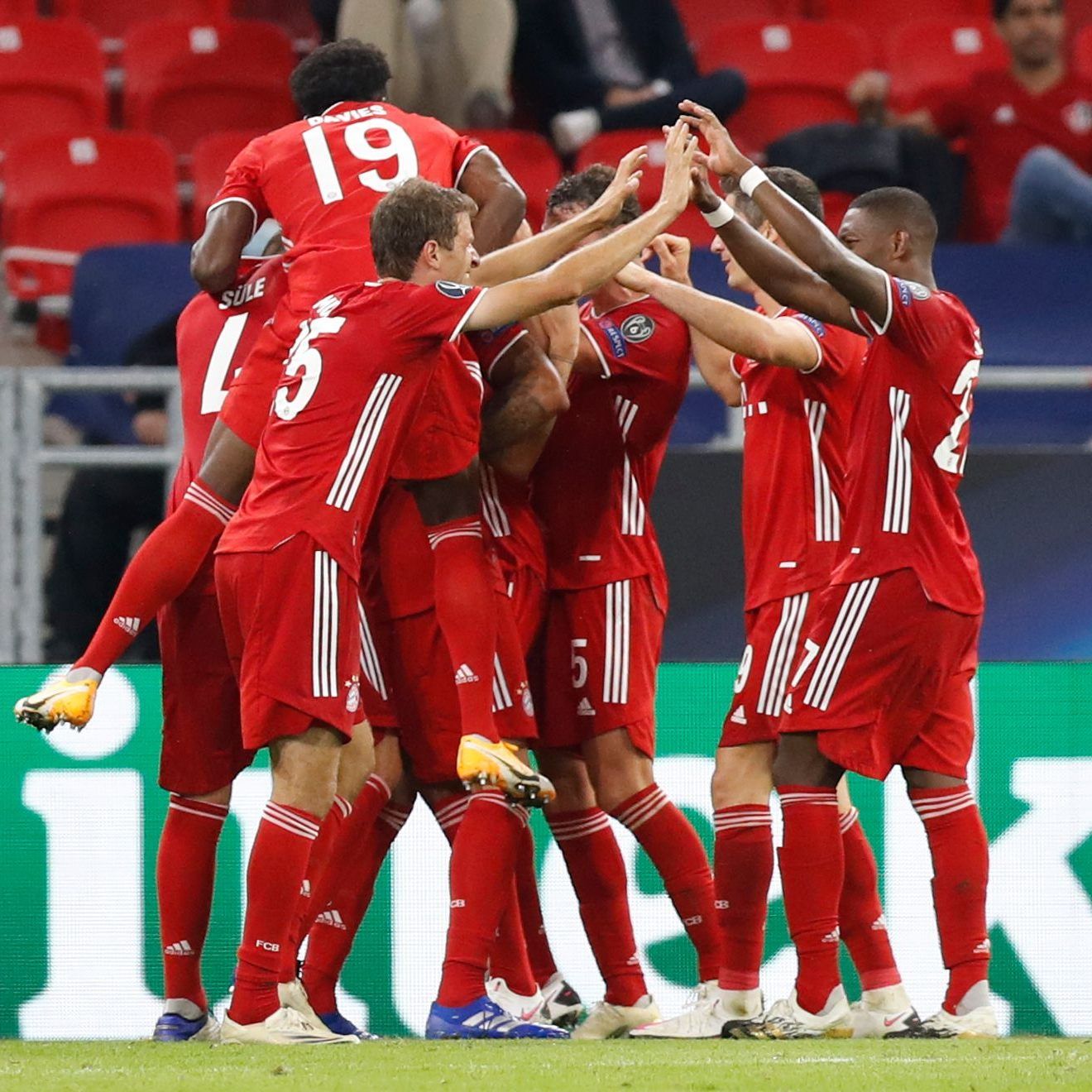 Die Bayern jubelten nach hartem Kampf gegen Sevilla über den nächsten Titel.