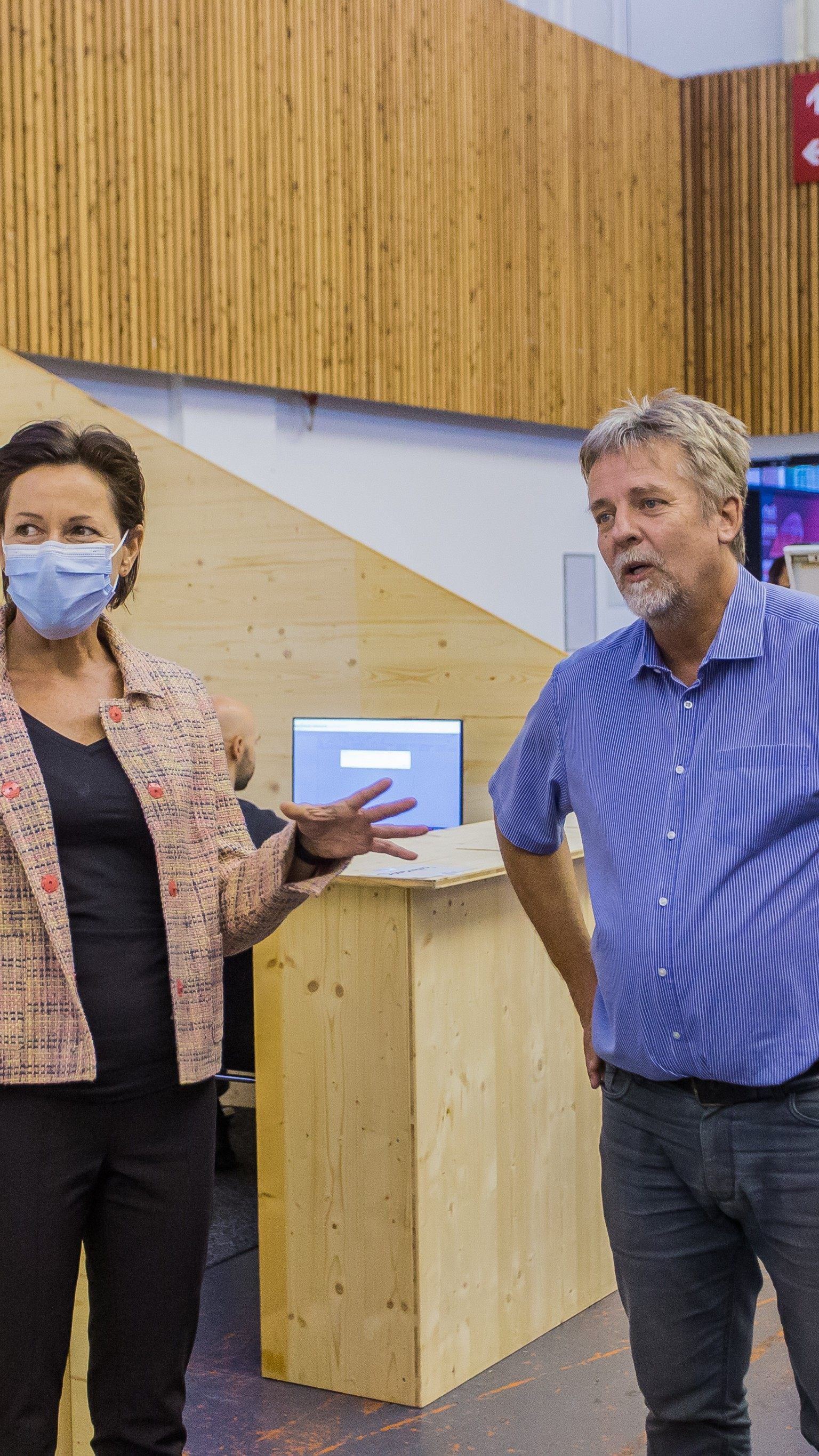 Landesrätin Martina Rüscher besichtigt die neuen Räumlichkeiten des Infektionsteams.