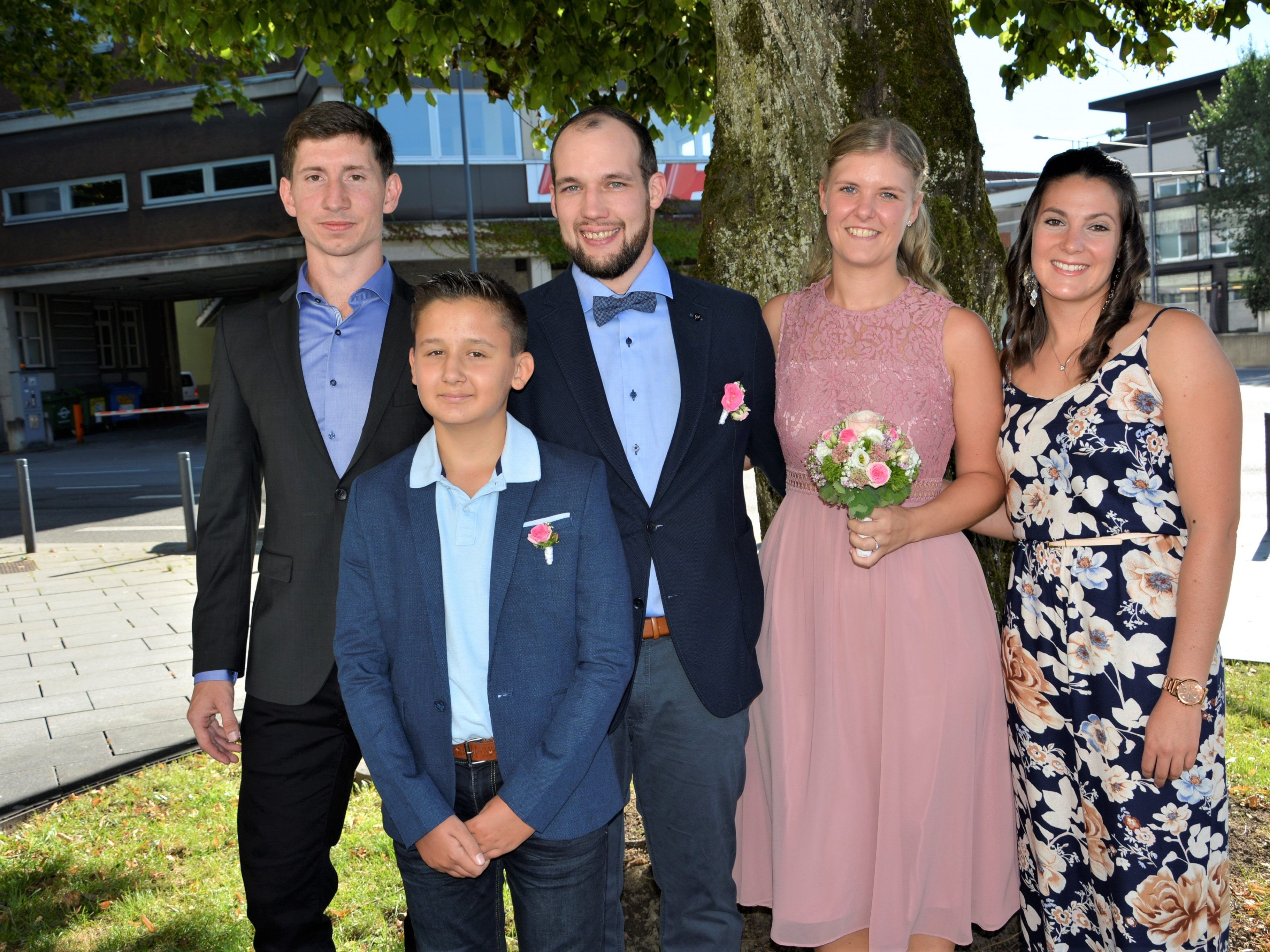 Das Brautpaar mit den Trauzeugen und Justin bei der standesamtlichen Hochzeit in Dornbirn. Das Brautpaar mit den Trauzeugen und Justin bei der standesamtlichen Hochzeit in Dornbirn.