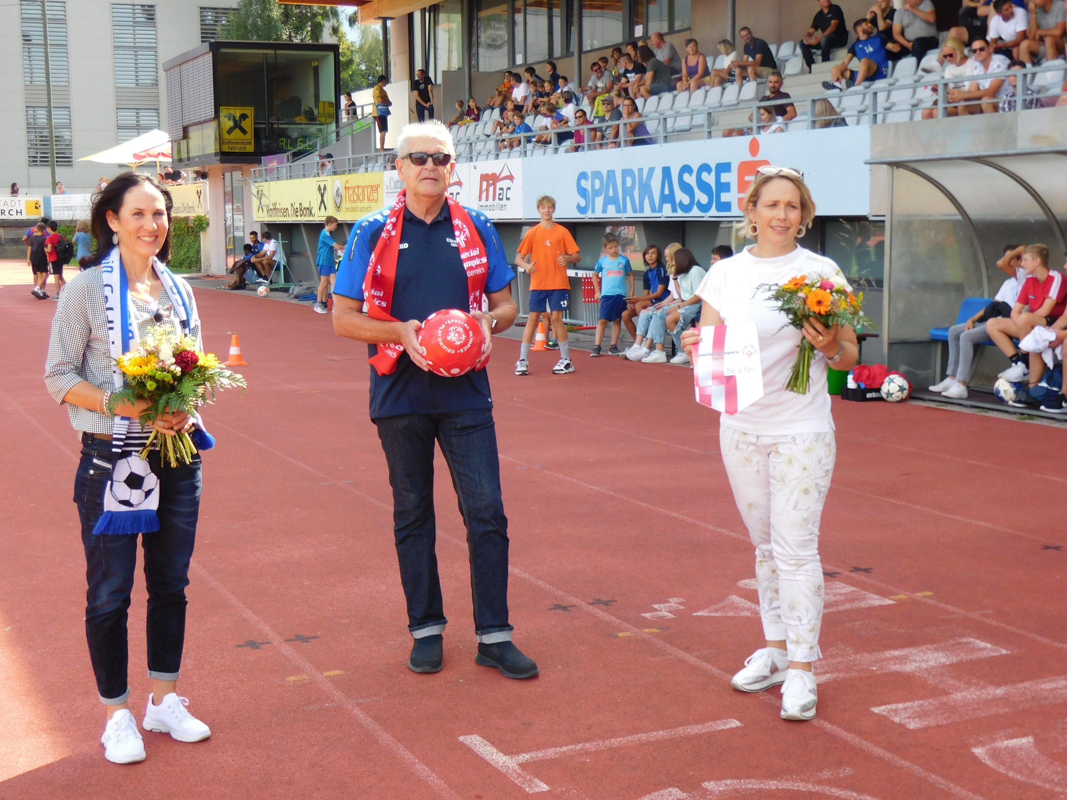 Der FC BW Feldkirch freut sich mit Beatrice Amann (Special Olympics) und Vize-Bürgermeisterin Gudrun Petz-Bechter