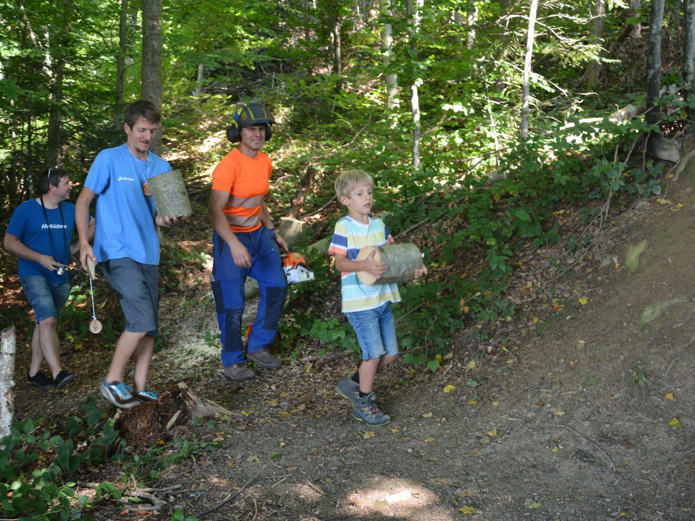 Kinder und Väter hatten sichtlich Spaß im Wald zu handwerken!