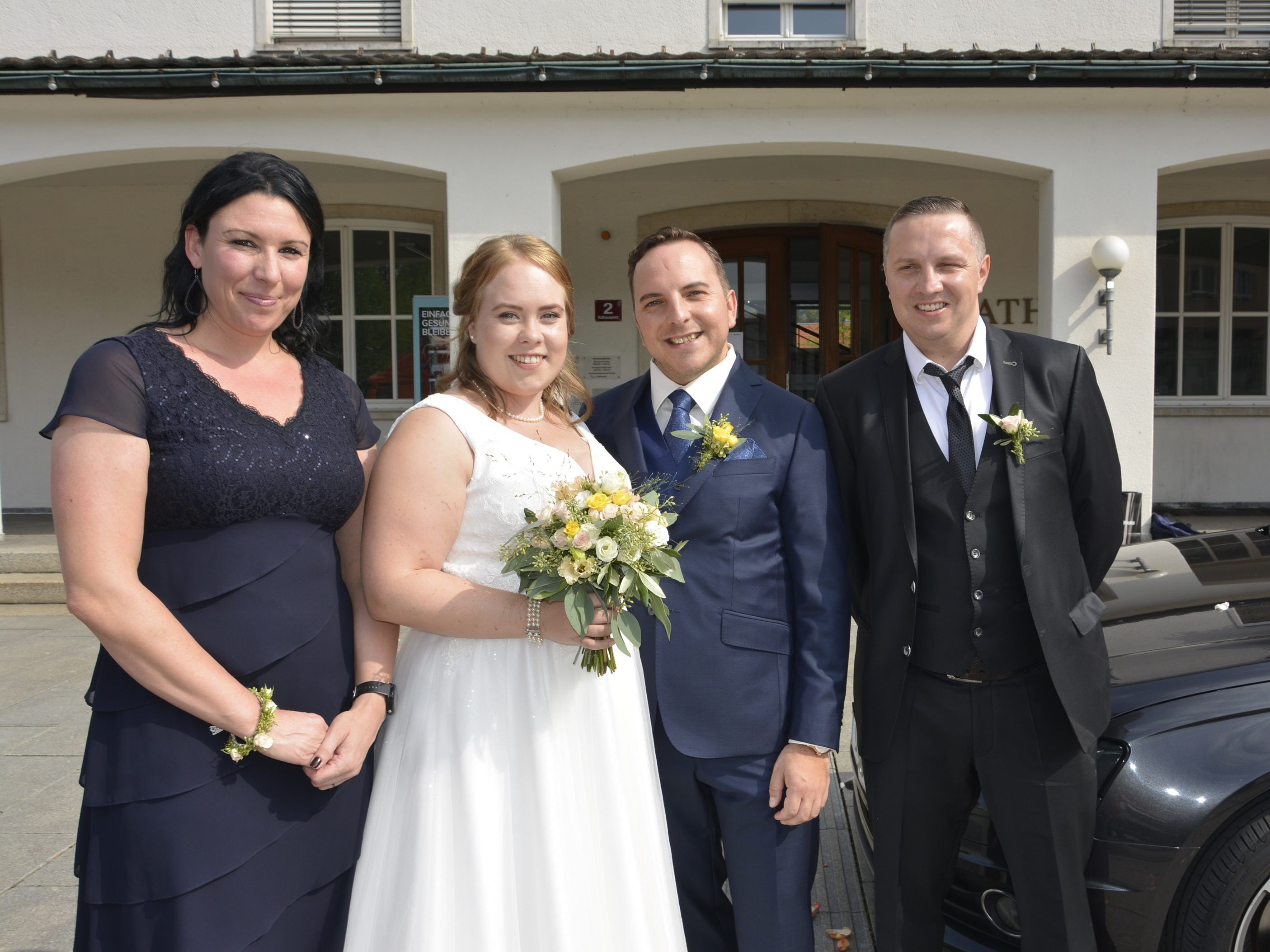 Das Brautpaar mit den Trauzeugen bei der standesamtlichen Hochzeit in Dornbirn. Das Brautpaar mit den Trauzeugen bei der standesamtlichen Hochzeit in Dornbirn.