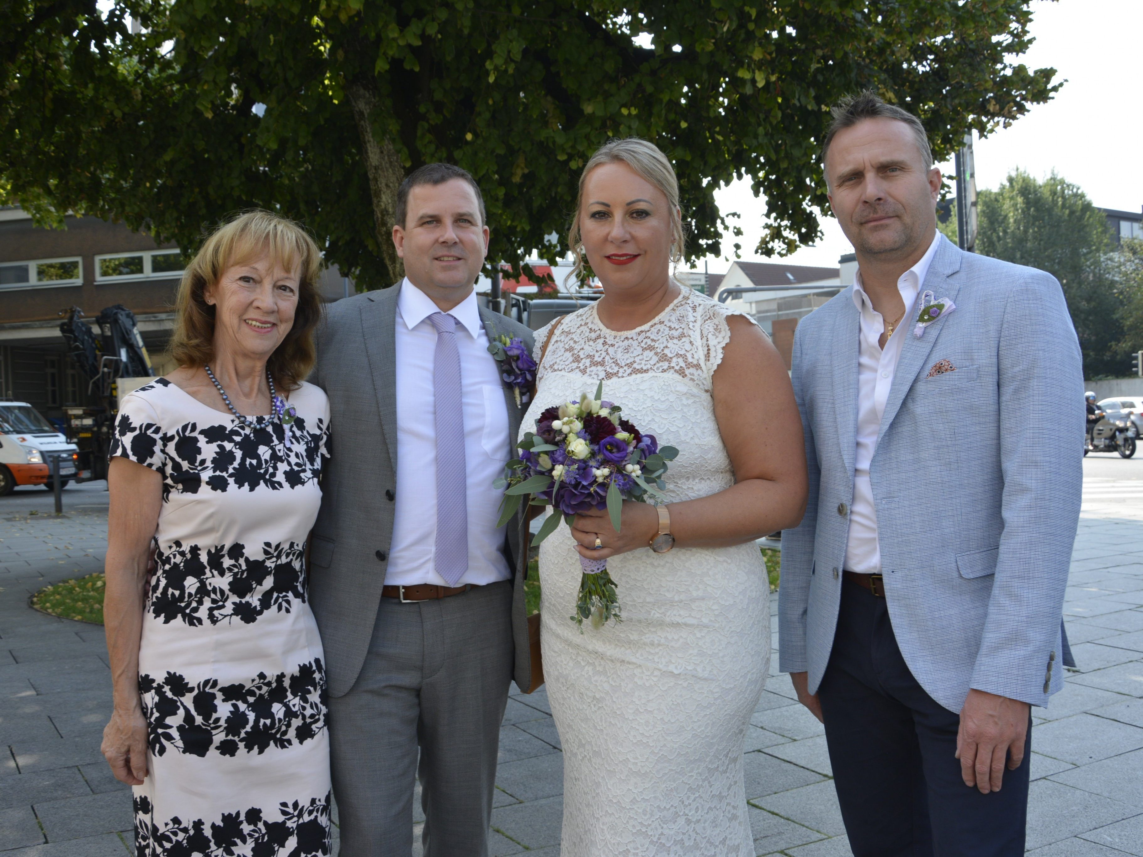 Das Brautpaar mit den Trauzeugen bei der standesamtlichen Hochzeit in Dornbirn. Das Brautpaar mit den Trauzeugen bei der standesamtlichen Hochzeit in Dornbirn.
