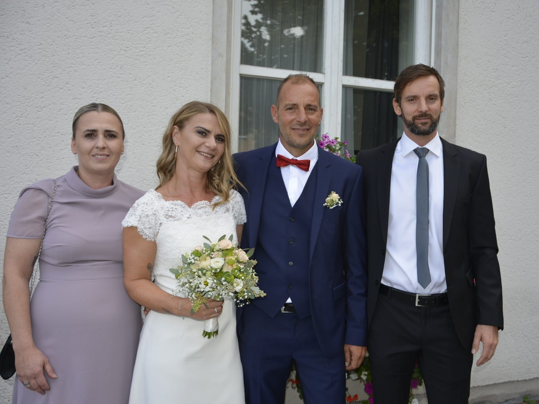 Das Brautpaar mit den Trauzeugen bei der standesamtlichen Hochzeit in Dornbirn. Das Brautpaar mit den Trauzeugen bei der standesamtlichen Hochzeit in Dornbirn.