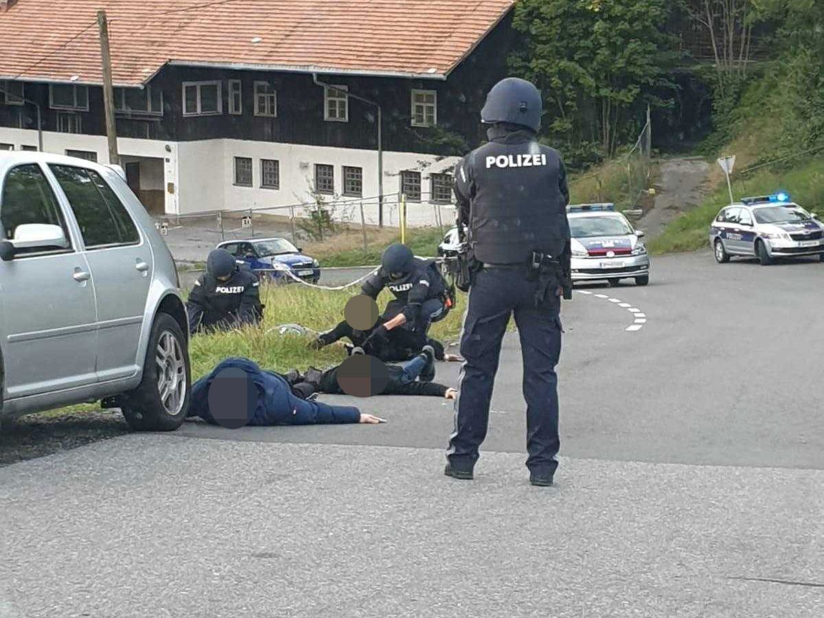 Eine Gruppe wurde festgenommen, nachdem sie mit einer Waffe hantierten.