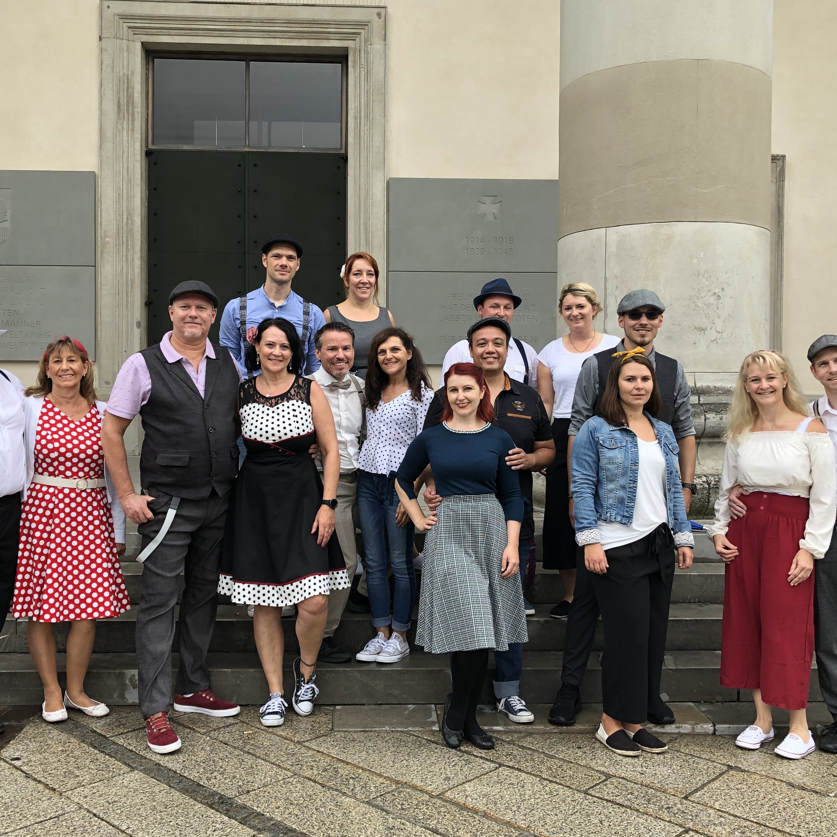 Die West Coast Swing-Tänzer der Happy Dance Tanzschule aus Altach mit den Inhabern.