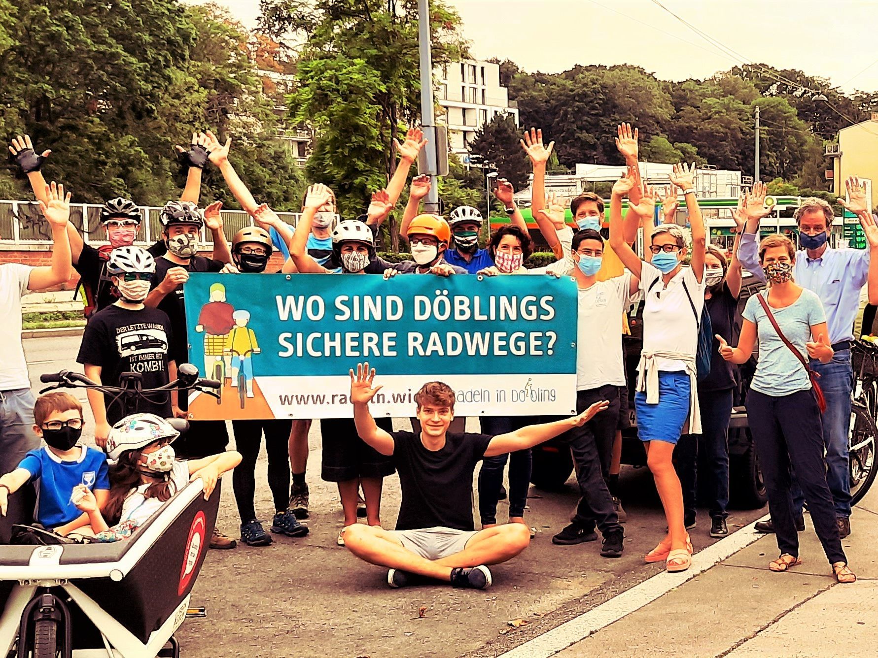 Zahlreiche Menschen setzen sich für sichere Radwege in Wien-Döbling ein.