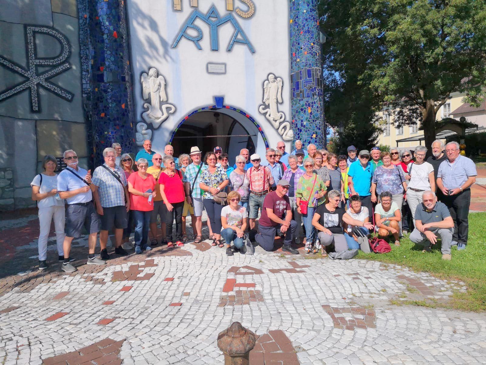 Seniorenbund Weiler vor der Hundertwasser-Kirche in Bärnbach