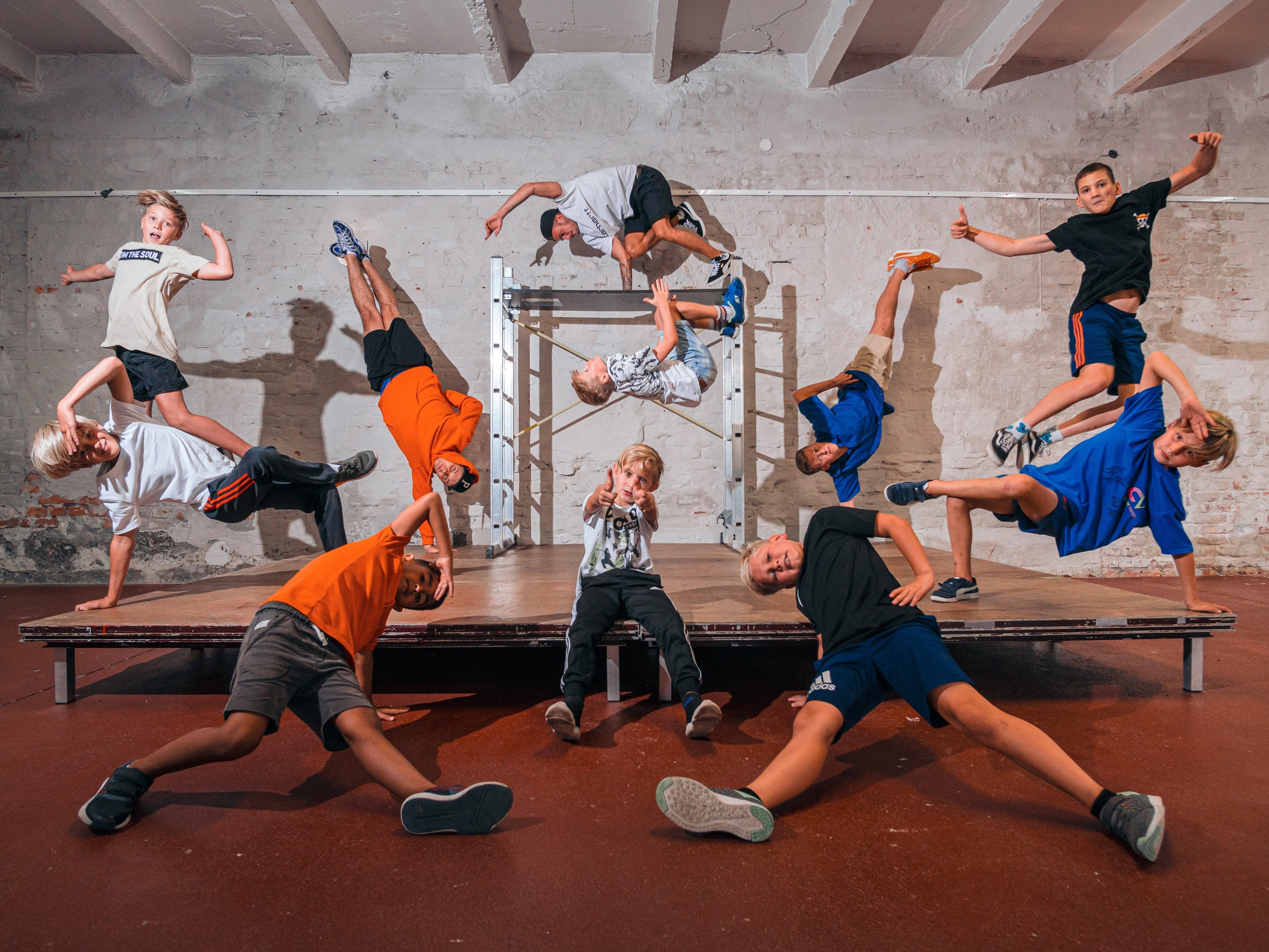 Die Tänzer der SOULBOX Dance School in ihrem Element. Die Tänzer der SOULBOX Dance School in ihrem Element.