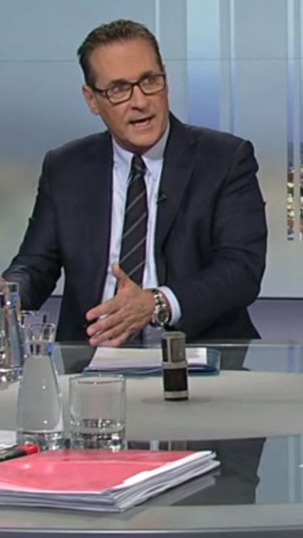 "Man will offenbar nachhaltig jemanden auf dem politischen Parkett loswerden."