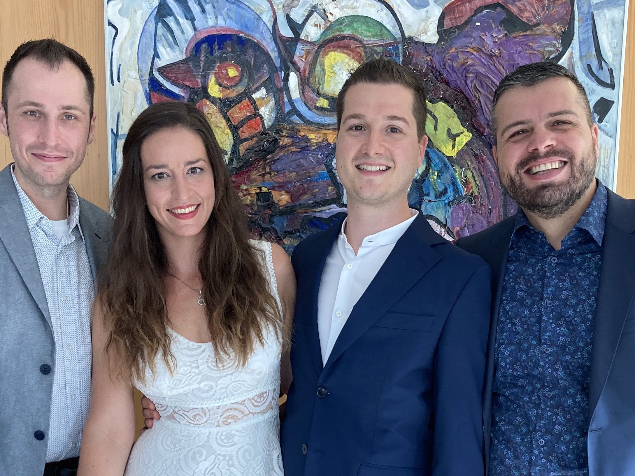 Das glückliche Paar mit den Trauzeugen. Das glückliche Paar mit den Trauzeugen.