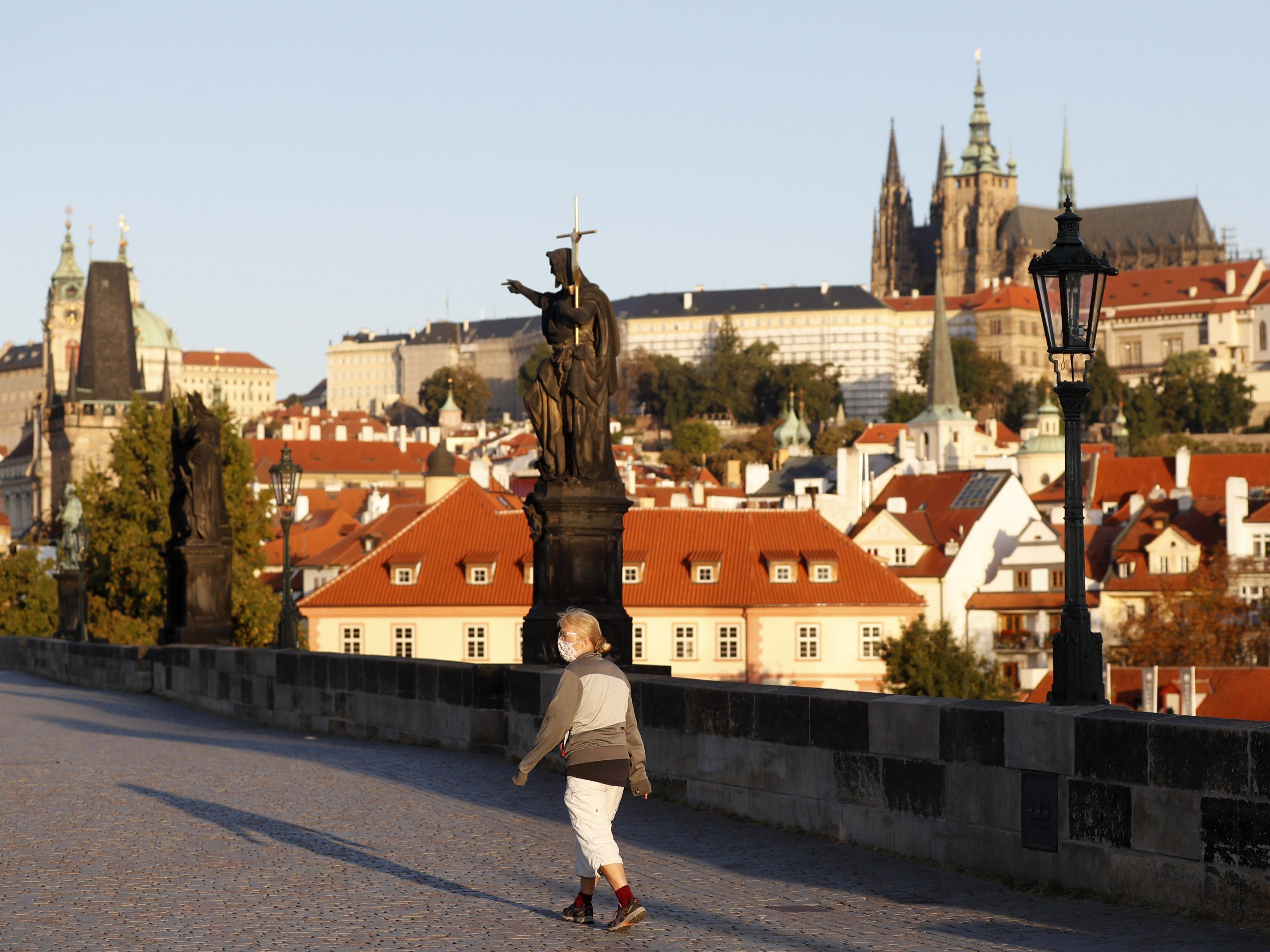 Bei der Einreise aus Prag nach Österreich muss ab sofort ein negativer Coronatest vorgelegt werden. Bei der Einreise aus Prag nach Österreich muss ab sofort ein negativer Coronatest vorgelegt werden.