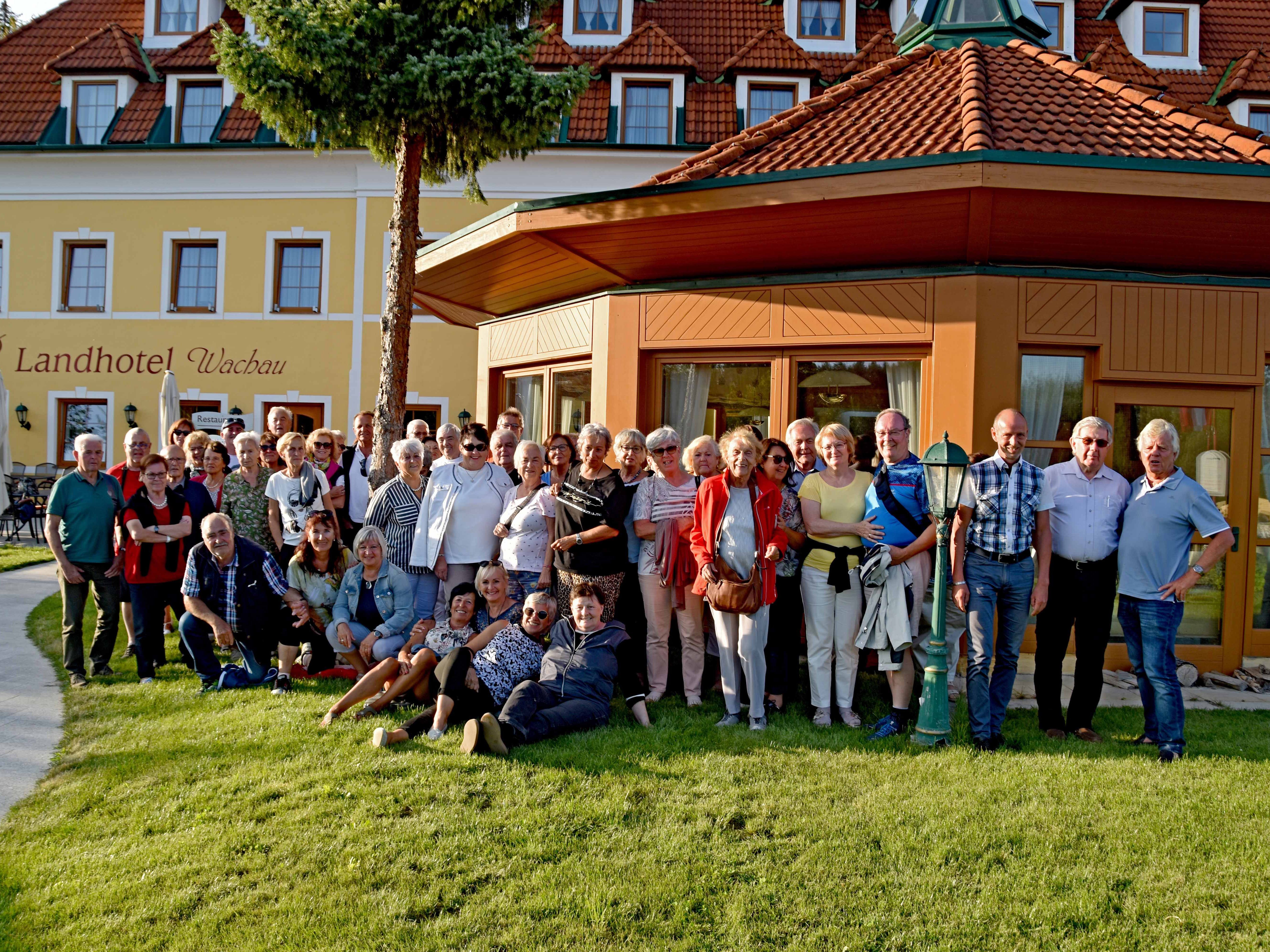 Die Bludezer Pensionisten vor dem Hotel Wachau