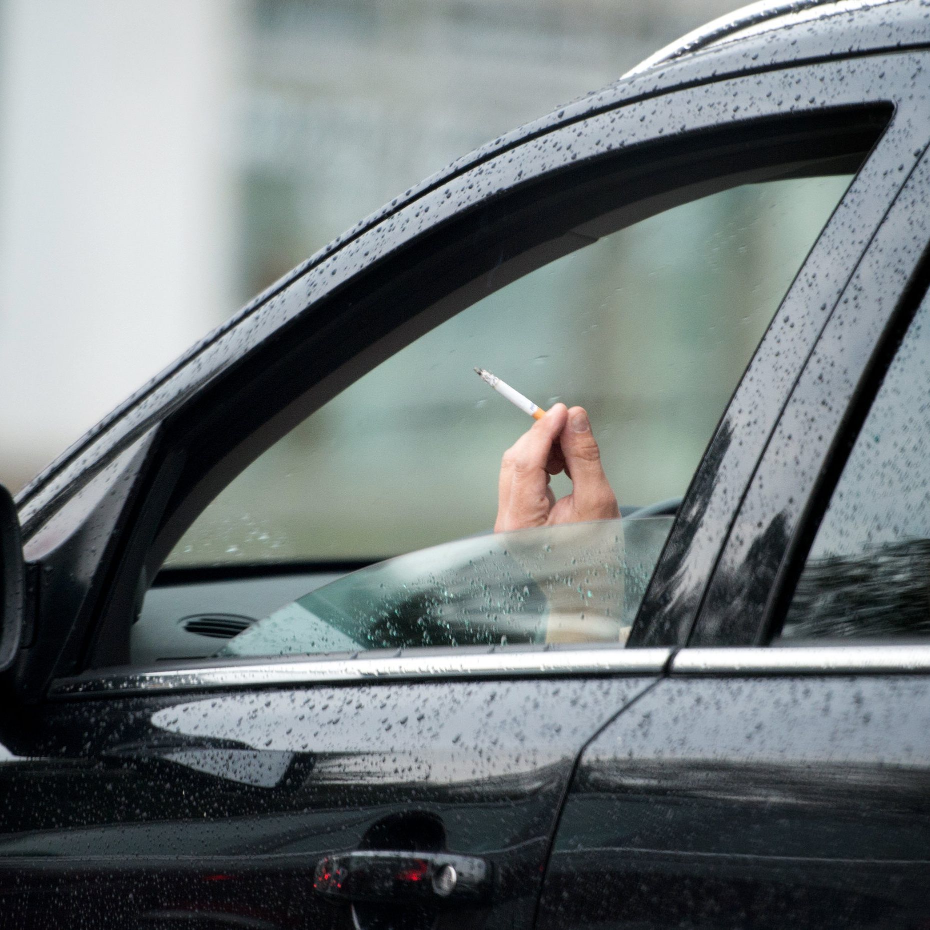 Die Kosten für kleinere Autos werden günstiger, für größere Autos und Zigaretten dagegen teurer