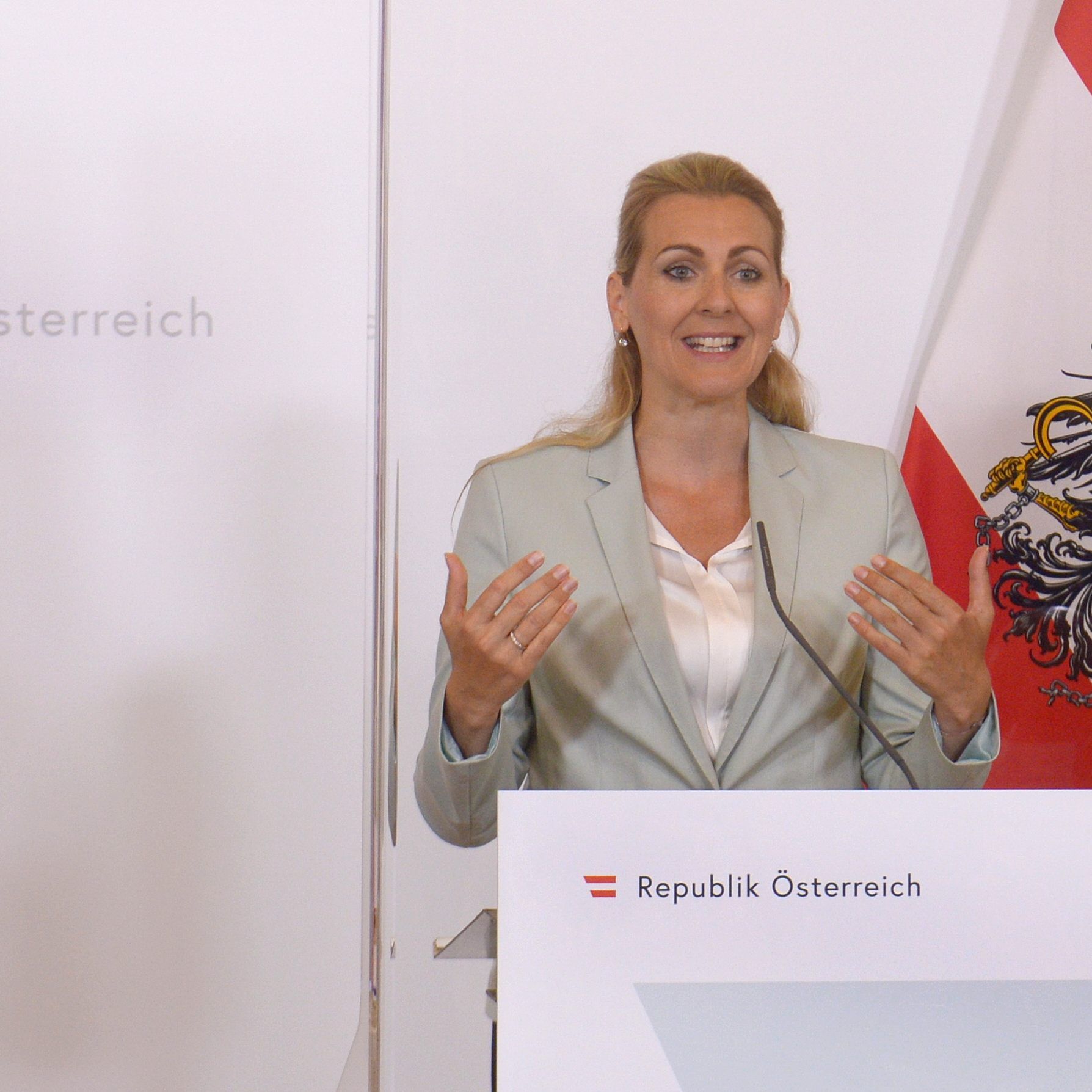 Arbeitsministerin Aschbacher gibt heute eine Pressekonferenz.