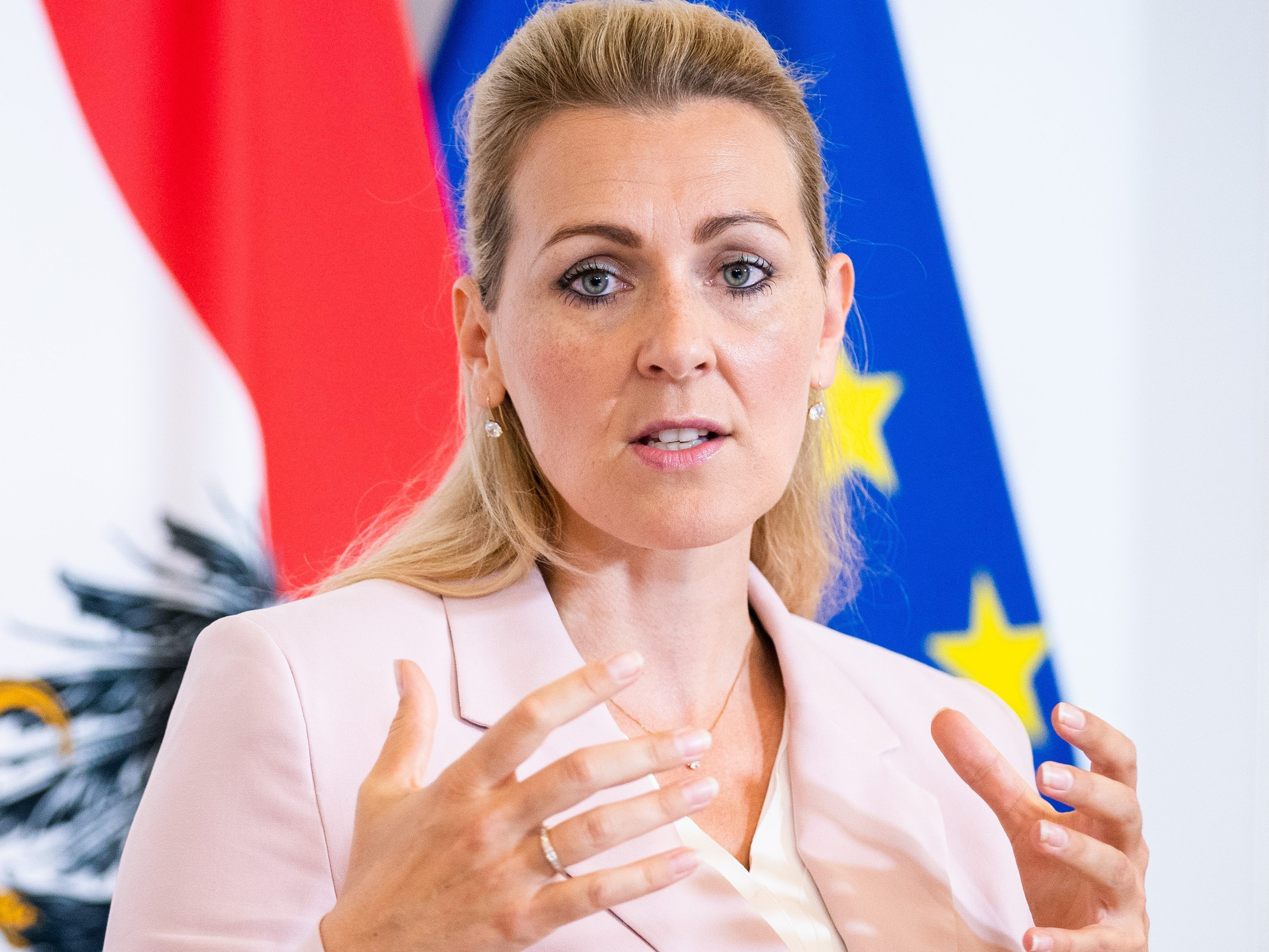 Ministerin Aschbacher warnt davor, dass die Kurzarbeitszahlen weiter steigen.