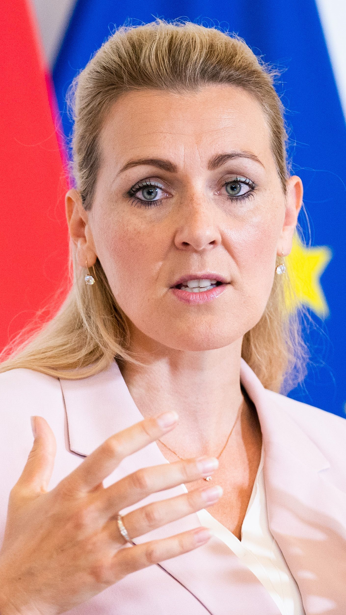 Ministerin Aschbacher warnt davor, dass die Kurzarbeitszahlen weiter steigen.