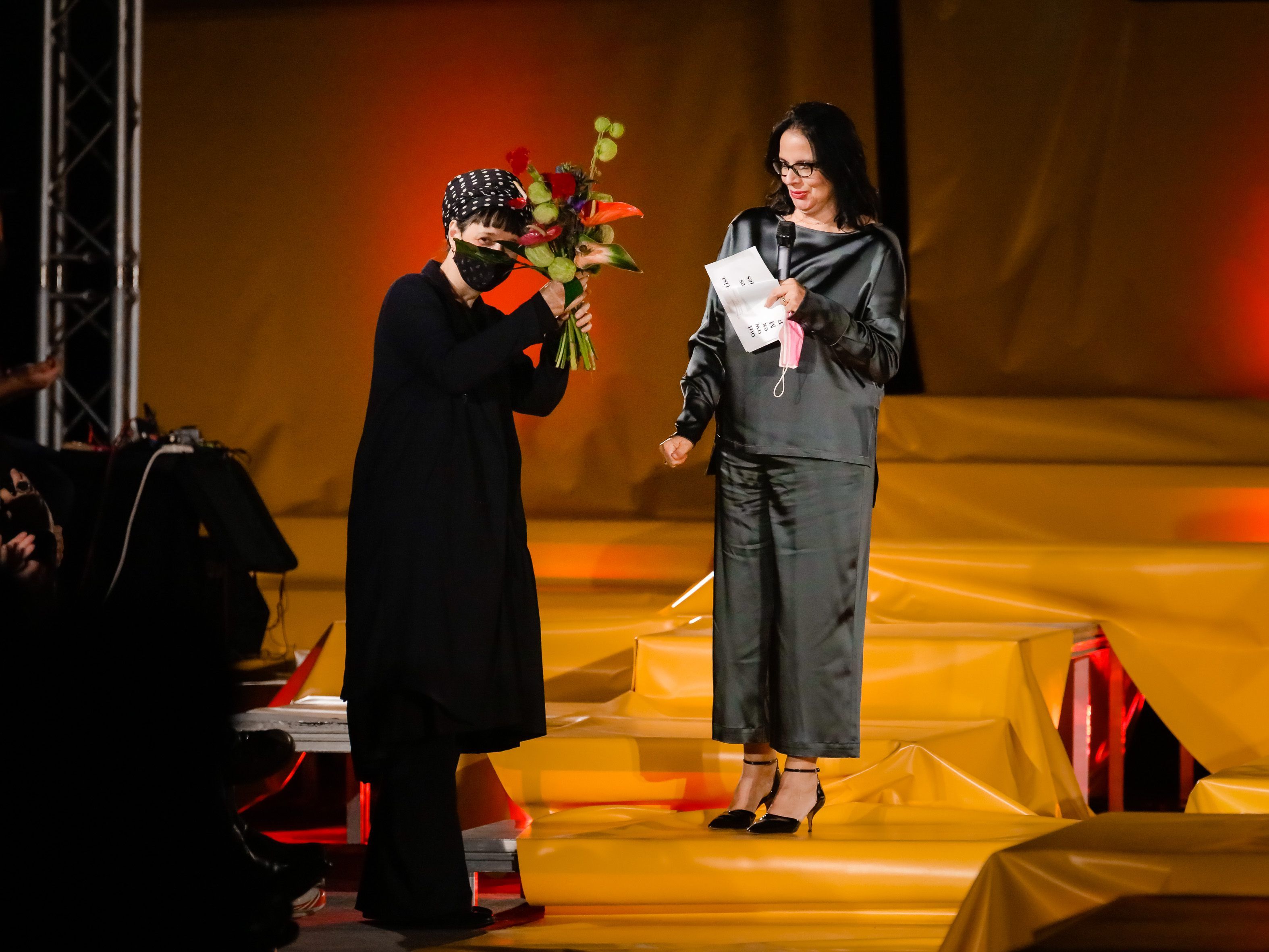 Susanne Bisovsky (l.) erhielt den Mode-Staatspreis. Susanne Bisovsky (l.) erhielt den Mode-Staatspreis.