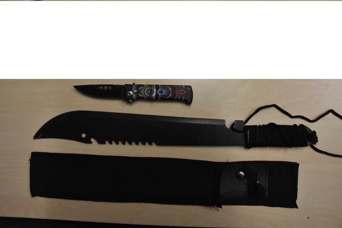 Einer der Jugendlichen hatte sogar eine Machete dabei. Einer der Jugendlichen hatte sogar eine Machete dabei.