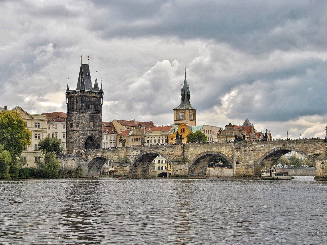 Österreich verhängt eine Reisewarnung für Prag und Regionen in Frankreich.