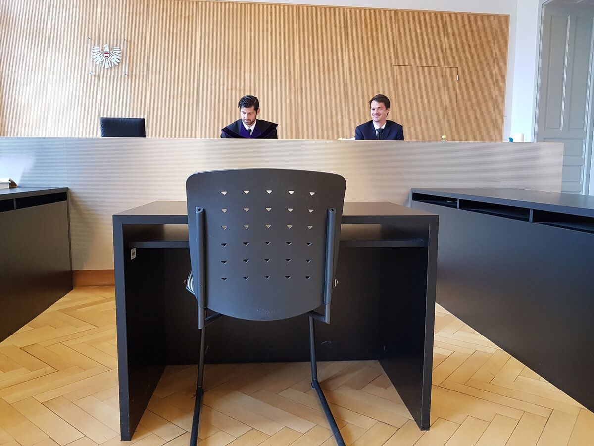 Das Gericht musste vor einem leeren Sessel für den Angeklagten verhandeln, das Urteil wird dem Verurteilten übermittelt.