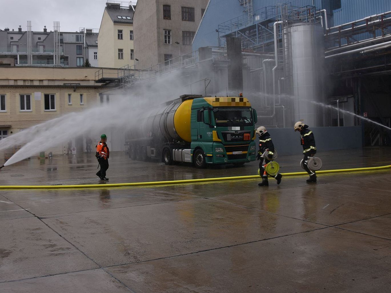 Rund 100 Feuerwehrleute sind bei dem Einsatz beschäftigt. Rund 100 Feuerwehrleute sind bei dem Einsatz beschäftigt.