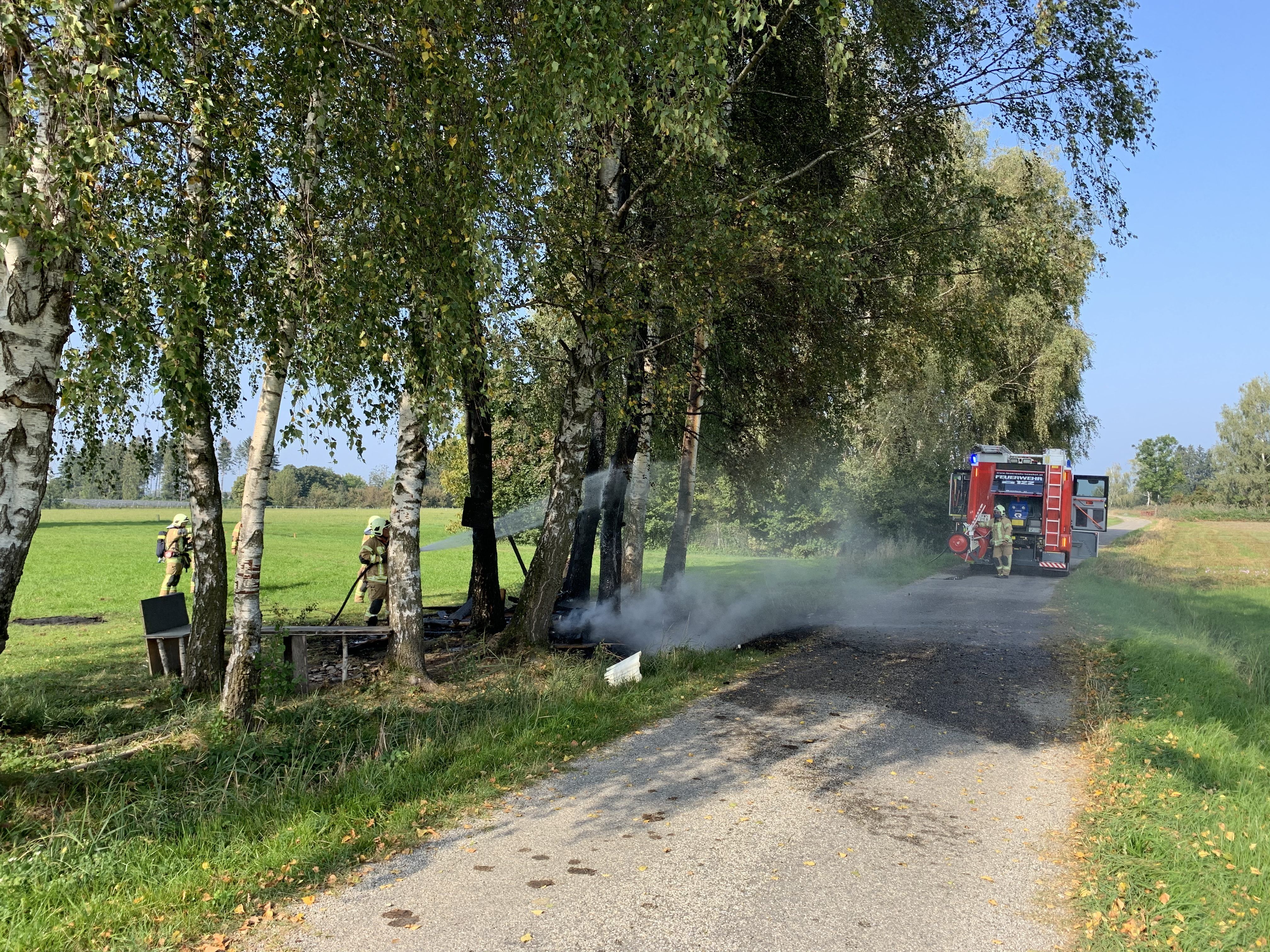 Beim Eintreffen der Feuerwehr stand die Hütte bereits in Vollbrand. Beim Eintreffen der Feuerwehr stand die Hütte bereits in Vollbrand.