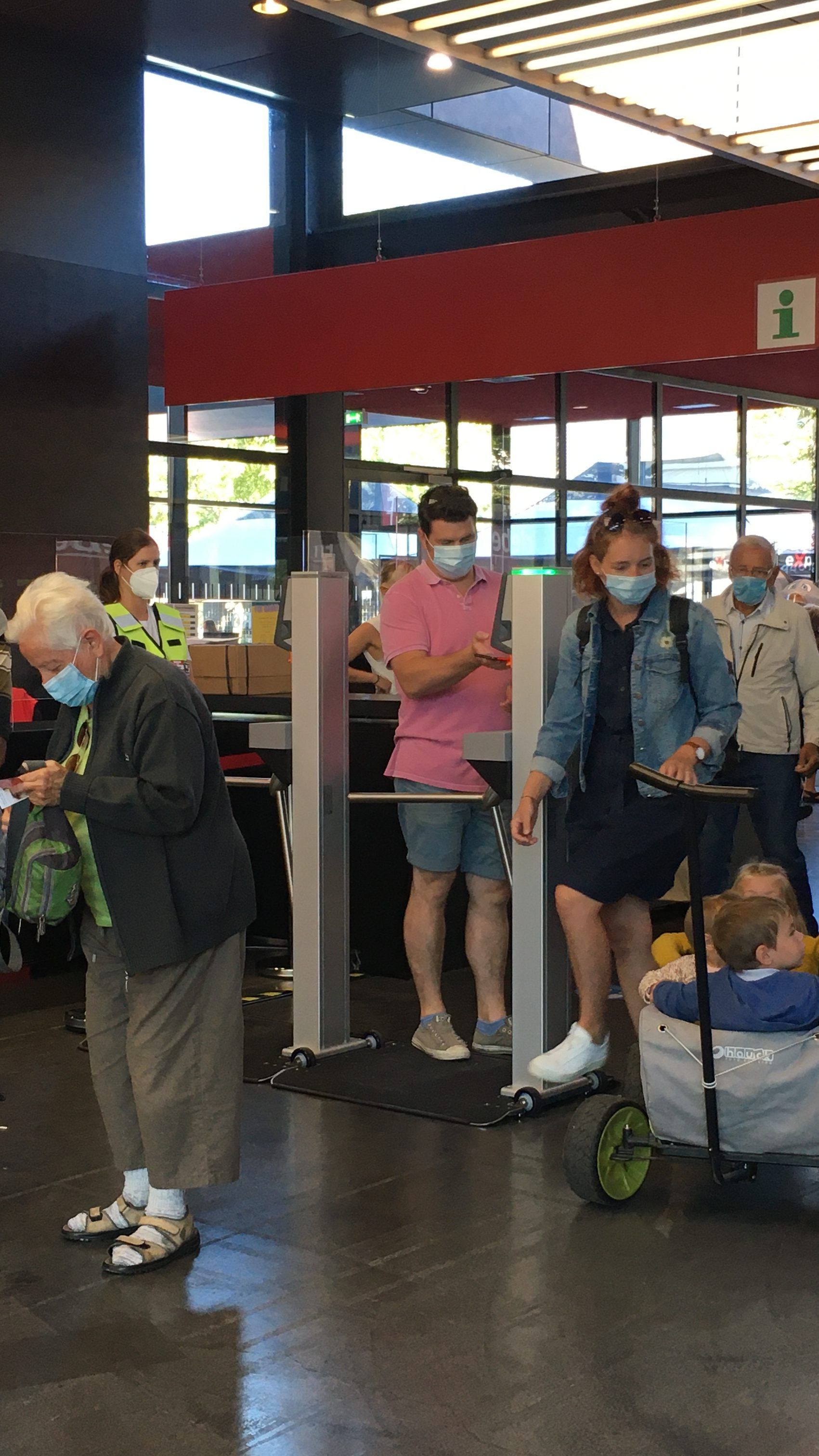 Die ersten Besucher trudeln bereits ein.