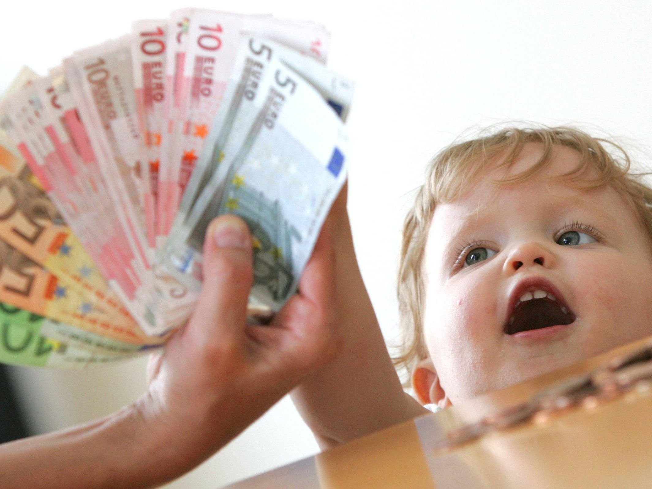 Familien erhalten 360 Euro zusätzlich pro Kind. Familien erhalten 360 Euro zusätzlich pro Kind.