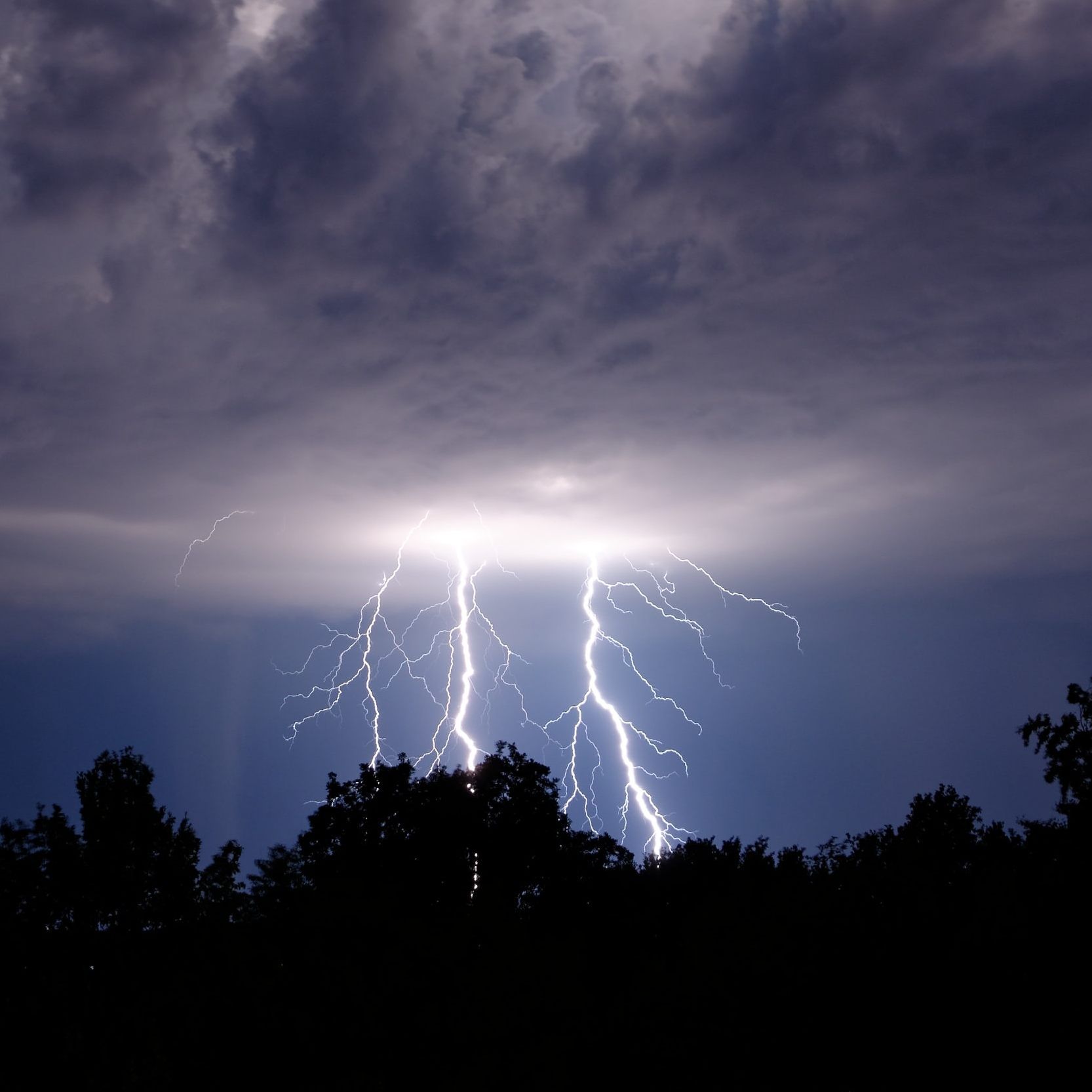 14 Jugendliche nach Blitzeinschlag auf Fussballplatz ins Spital eingeliefert