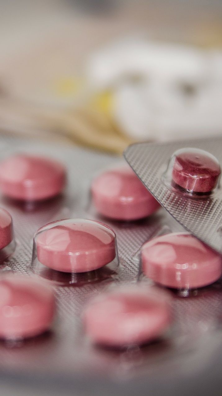 Viele Arbeitnehmer nehmen Schmerzmittel, um doch noch arbeiten zu können.