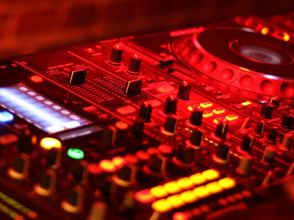 Zahlreiche Anzeigen bei Covid-19-Kontrollen in Wiener Discos. Zahlreiche Anzeigen bei Covid-19-Kontrollen in Wiener Discos.
